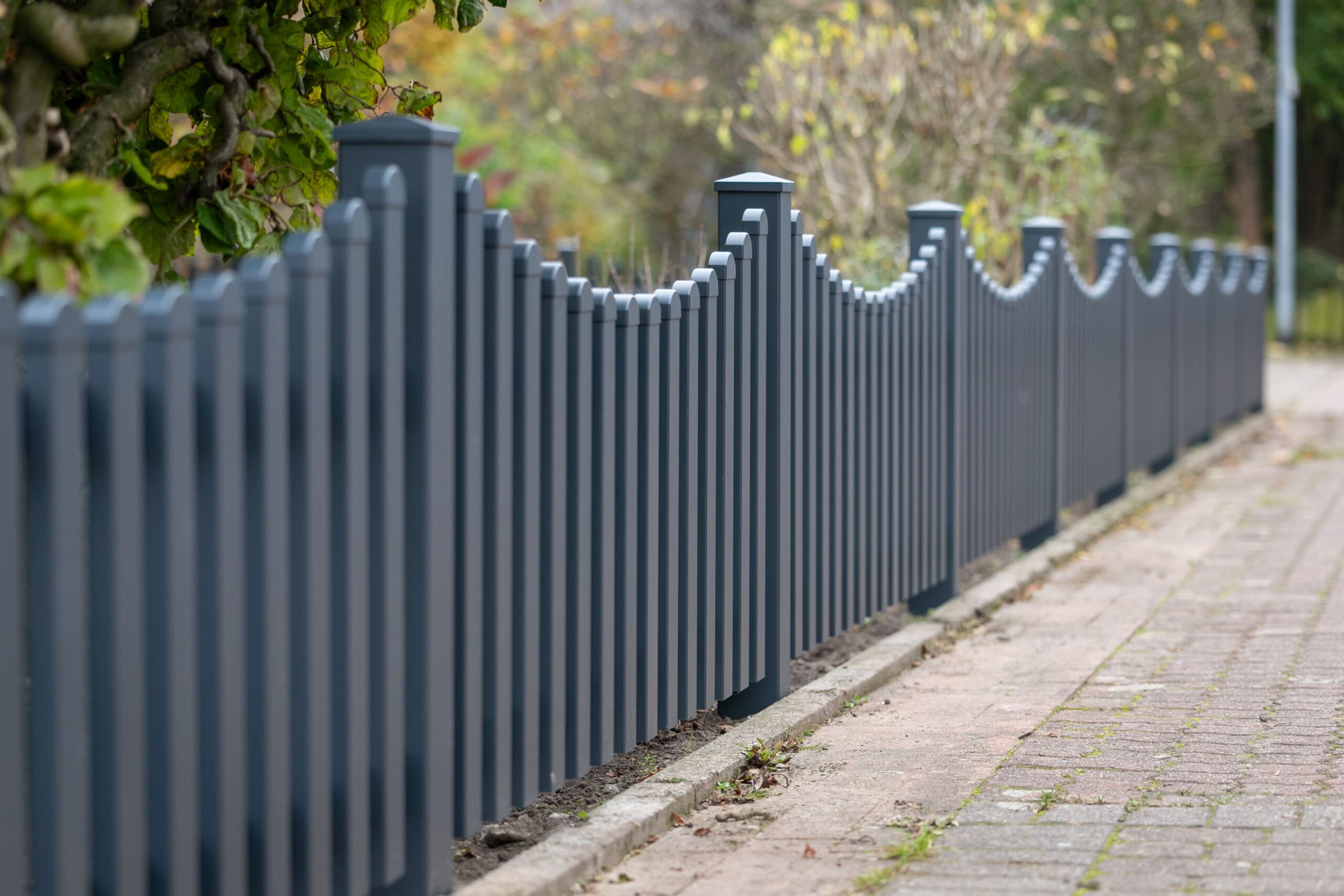 Aluminiumzaun anthrazit mit geschwungener Oberkante – wartungsarmer, langlebiger Gartenzaun von Klingenberg Zäune Hannover