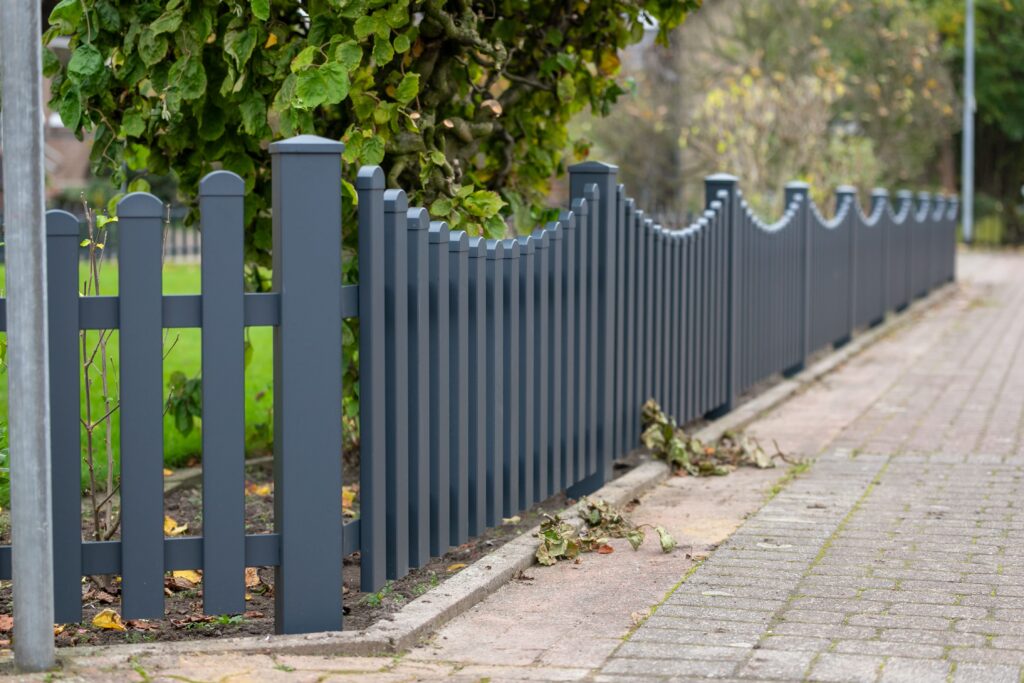 Bogenförmiger Aluminiumzaun von Klingenberg Zaeune in Langenhagen grenzt Grundstück elegant und rostfrei ab.