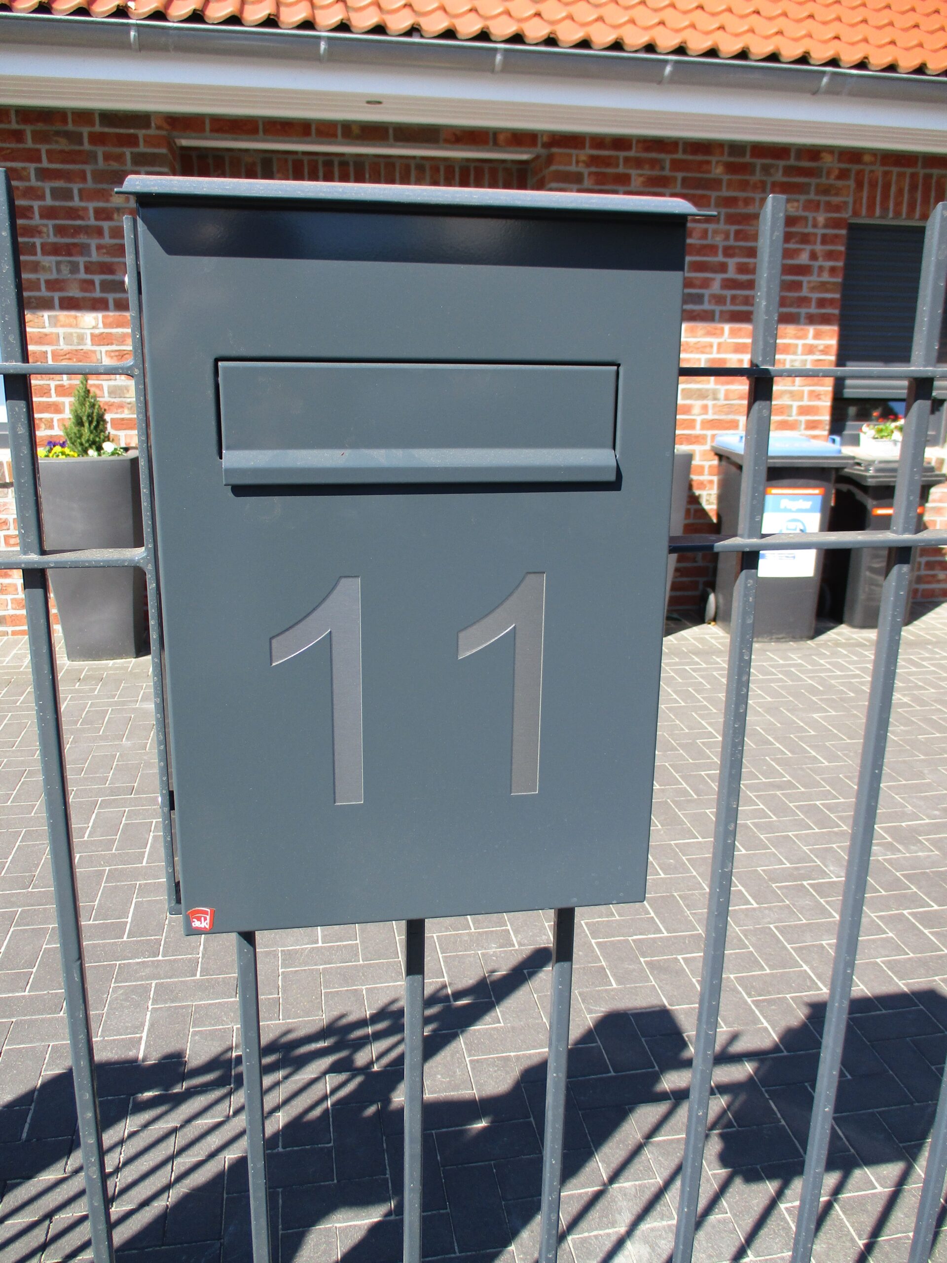 Klingenberg Zaeune integrierte anthrazitfarbenen Briefkasten mit Hausnummer 11 in den schmiedeeisernen Gartenzaun.