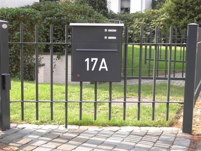 Klingenberg Zaeune montierte anthrazitfarbenen Briefkasten mit Hausnummer 17A im Metallzaun für sichere Post.
