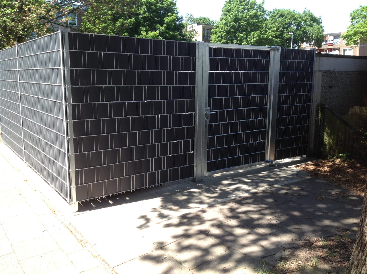 Containerstellplatz mit HPL-Sichtschutzpaneelen und Stahlrahmen – robuste, pflegeleichte Müllcontaineranlage von Klingenberg Zäune Hannover
