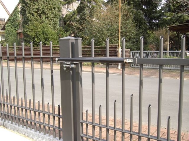 Doppelflügeltor von Klingenberg Zaeune in Garbsen bietet stabile Zufahrtslösung und sichert das Grundstück zuverlässig.