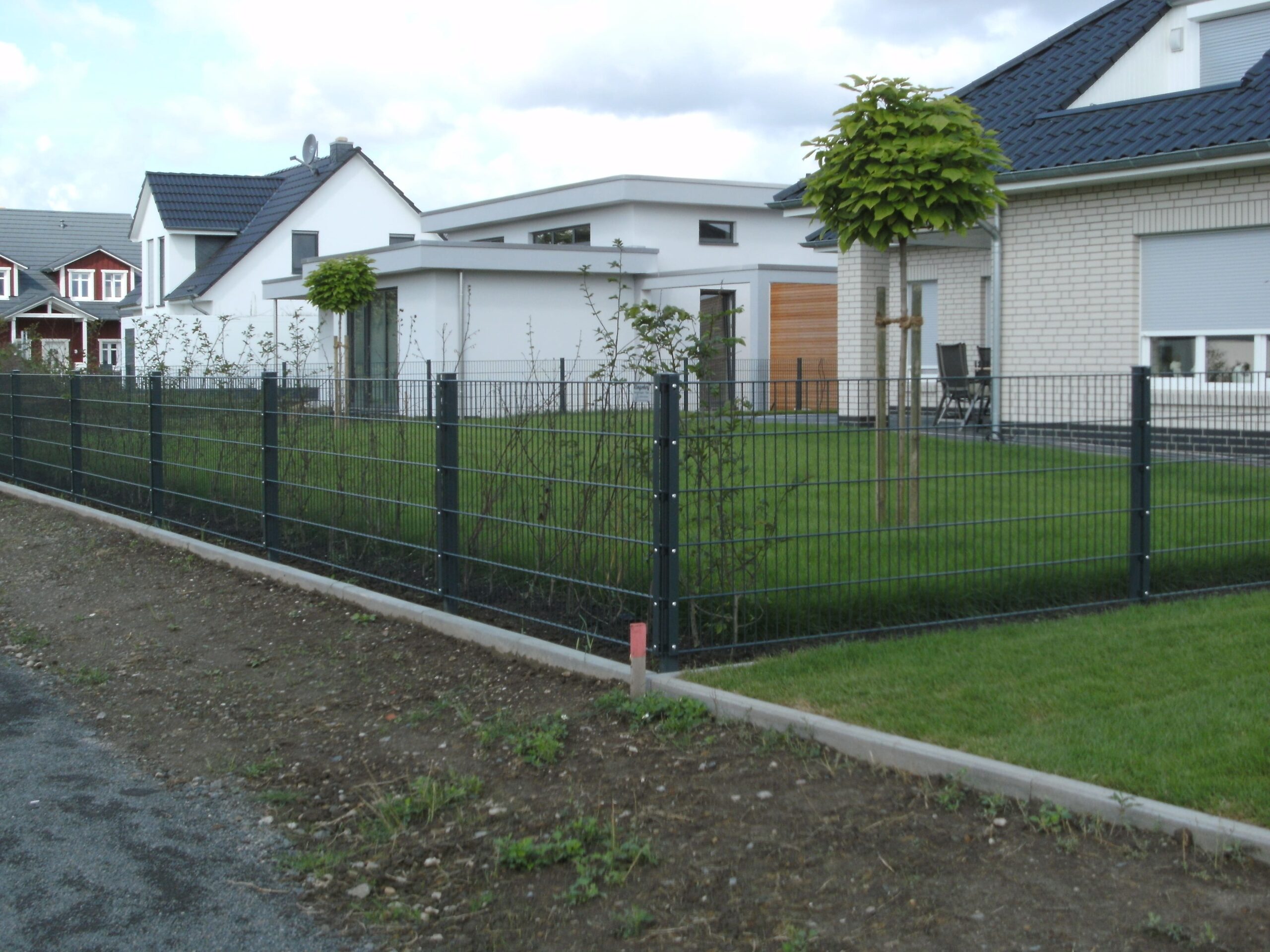 Stabiler Doppelstabmattenzaun in Langenhagen schützt den Garten – montiert durch Klingenberg Zaeune für langjährigen Schutz.