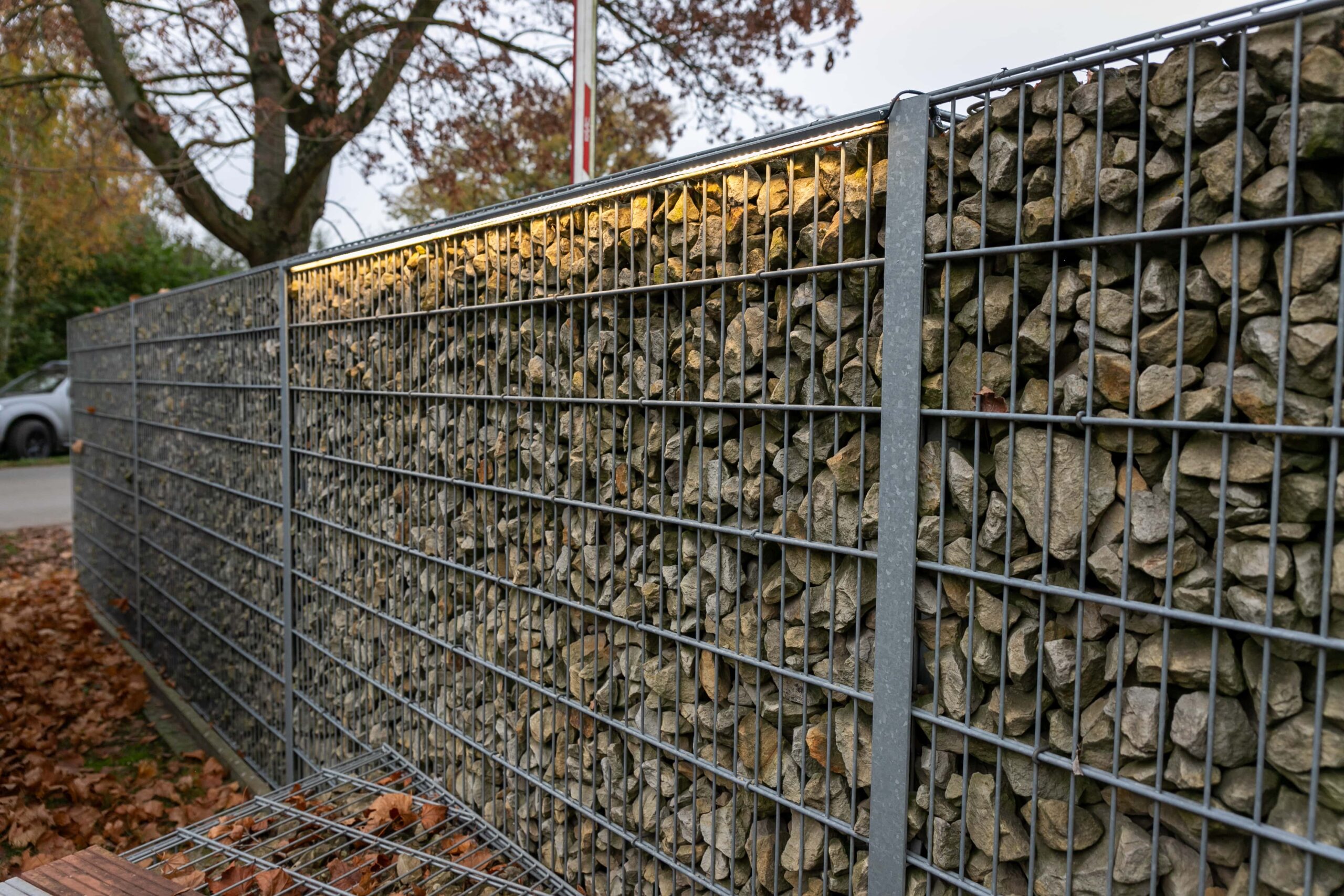 Robuster Gabionenzaun mit LED-Beleuchtung sorgt in Hannover für Sichtschutz und modernes Design.