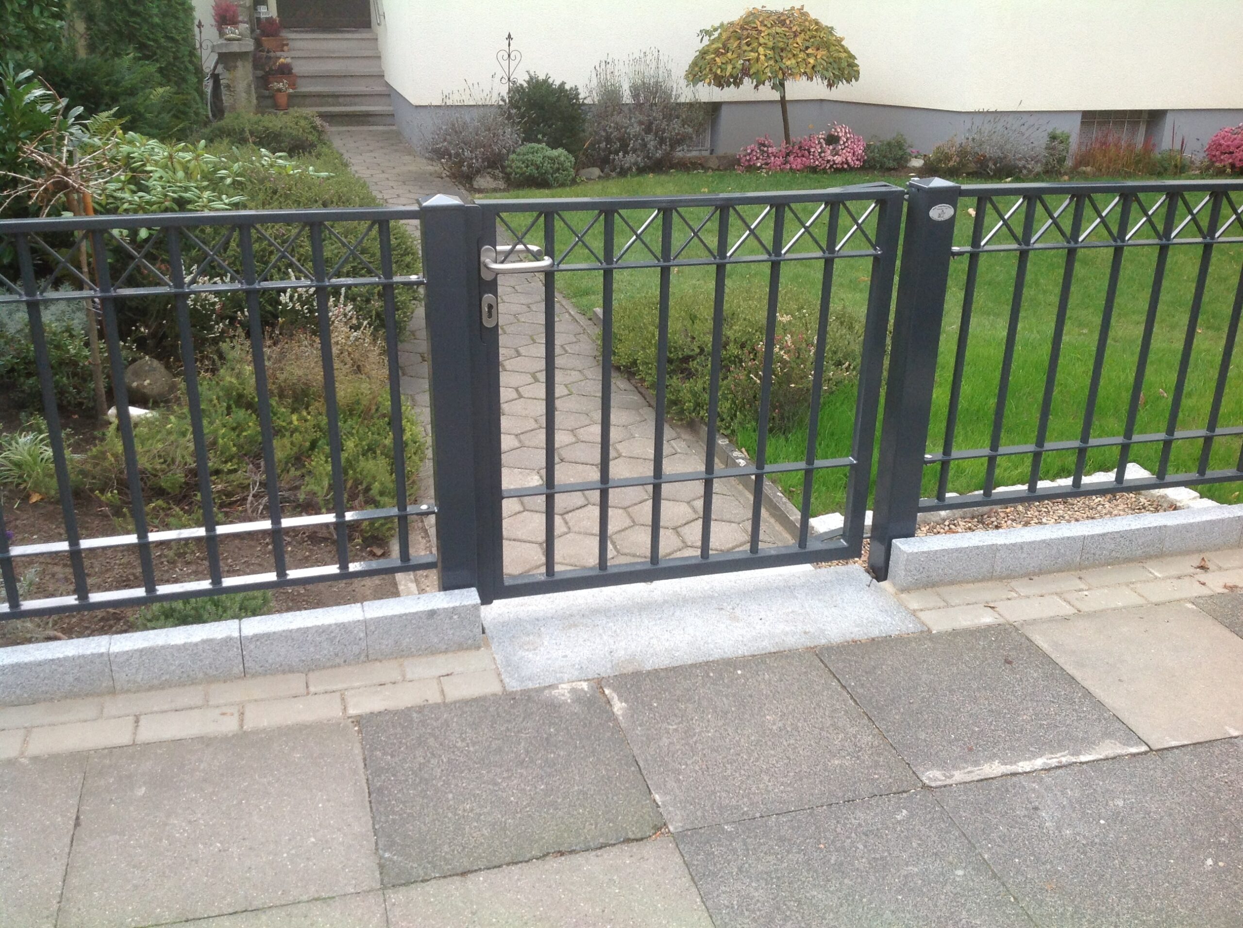 Gartenpforte mit Kreuzmuster von Klingenberg Zaeune in Wunstorf bietet sicheren Zugang und ergänzt den Vorgarten stilvoll.