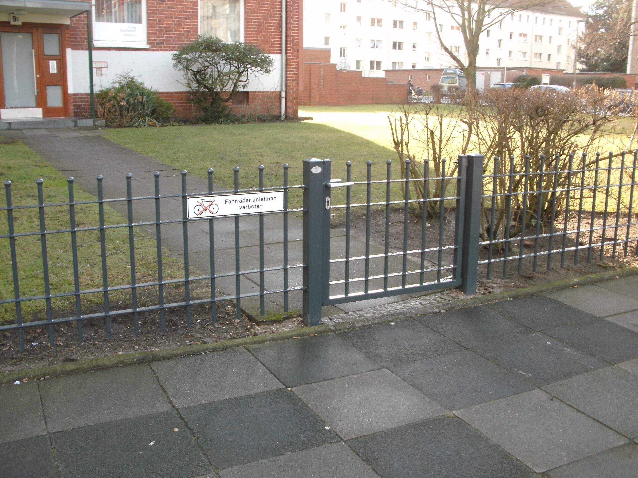 Pulverbeschichtete Gartenpforte von Klingenberg Zaeune in Garbsen bietet sicheren Zugang zum Innenhof eines Wohnhauses.