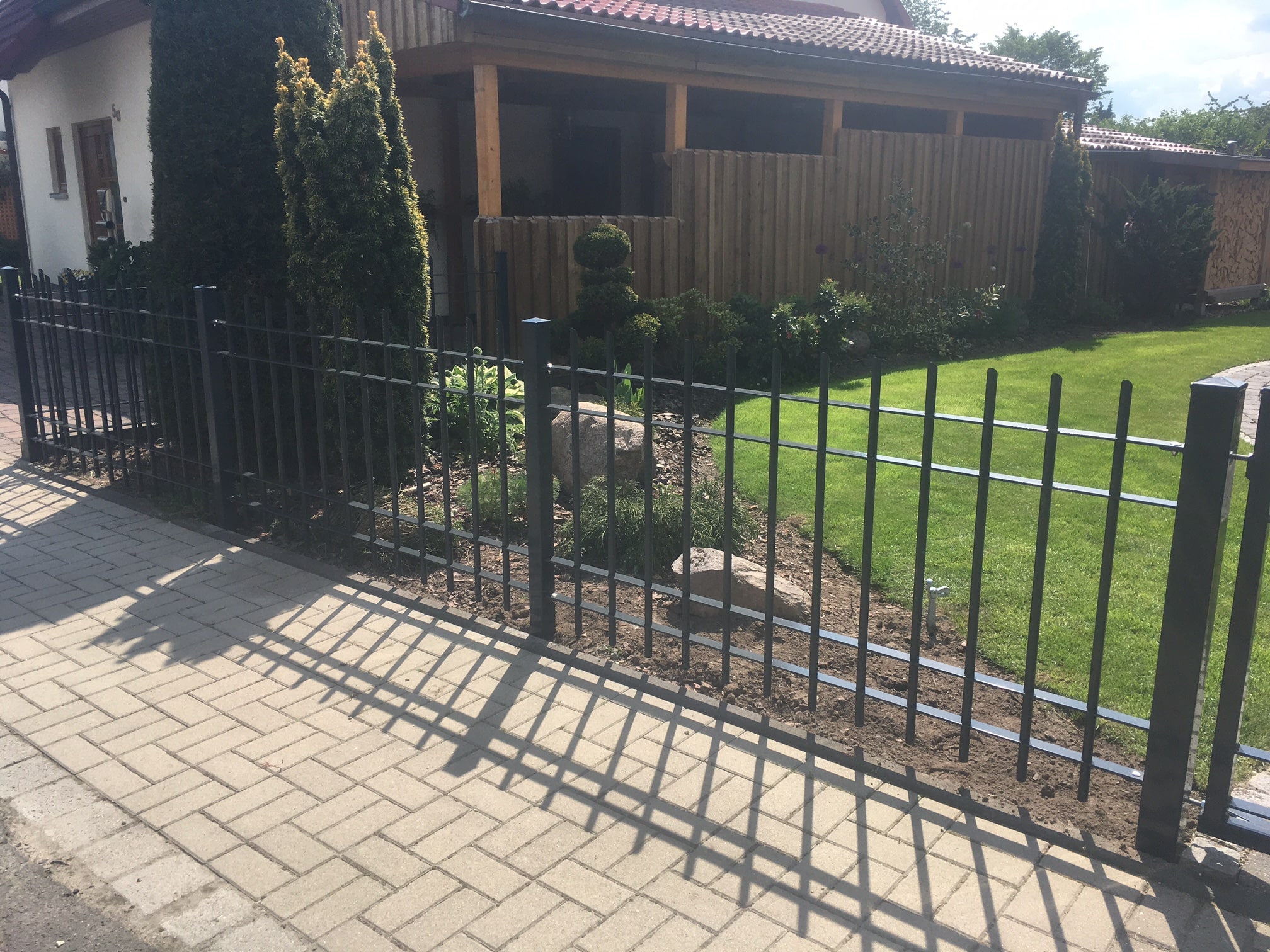 Moderner Gartenzaun von Klingenberg Zaeune in Neustadt am Rübenberge grenzt das gepflegte Grundstück stilvoll zur Straße ab.