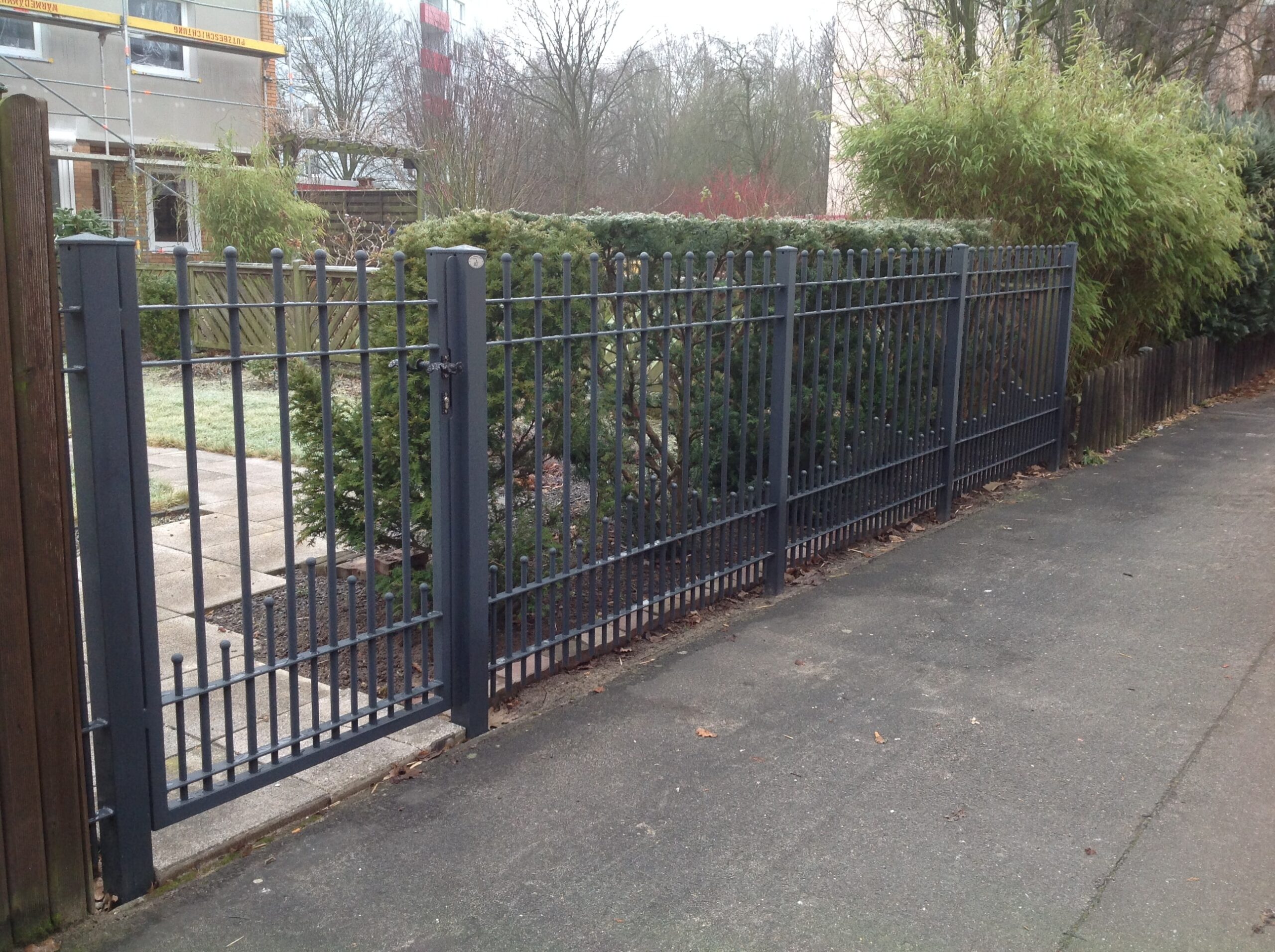 Moderner Gartenzaun von Klingenberg Zaeune in Neustadt am Rübenberge grenzt das gepflegte Grundstück stilvoll zur Straße ab.