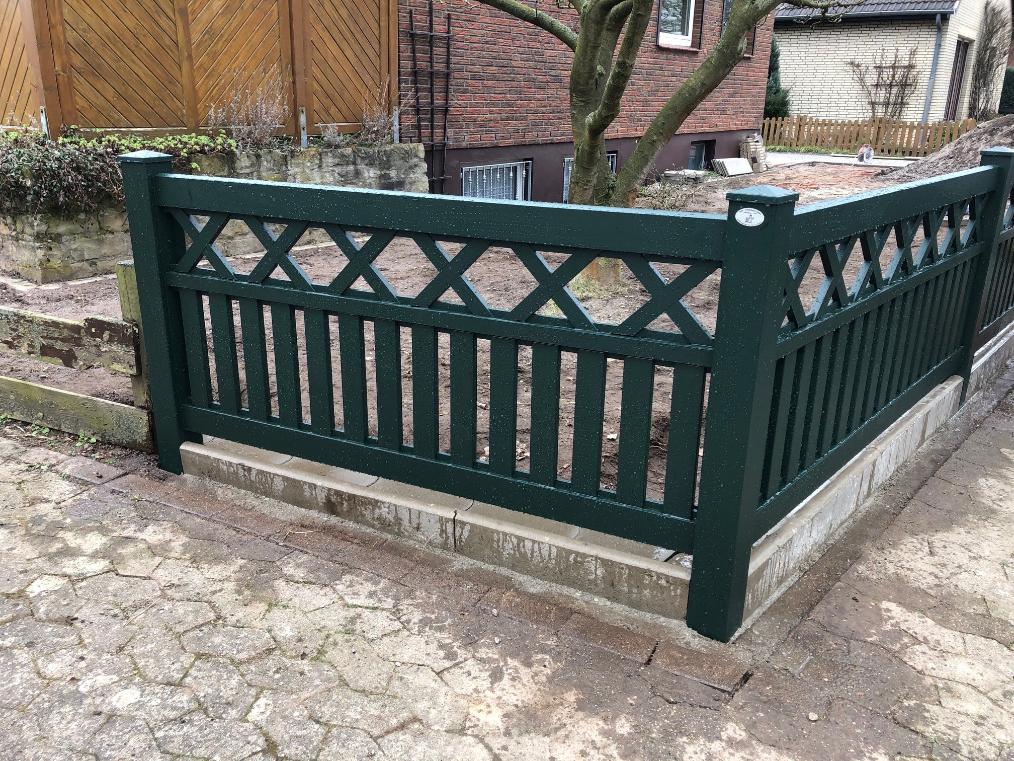 Grüner Aluminiumzaun mit Kreuzmuster von Klingenberg Zaeune in Neustadt am Rübenberge vereint Stabilität und Stil.