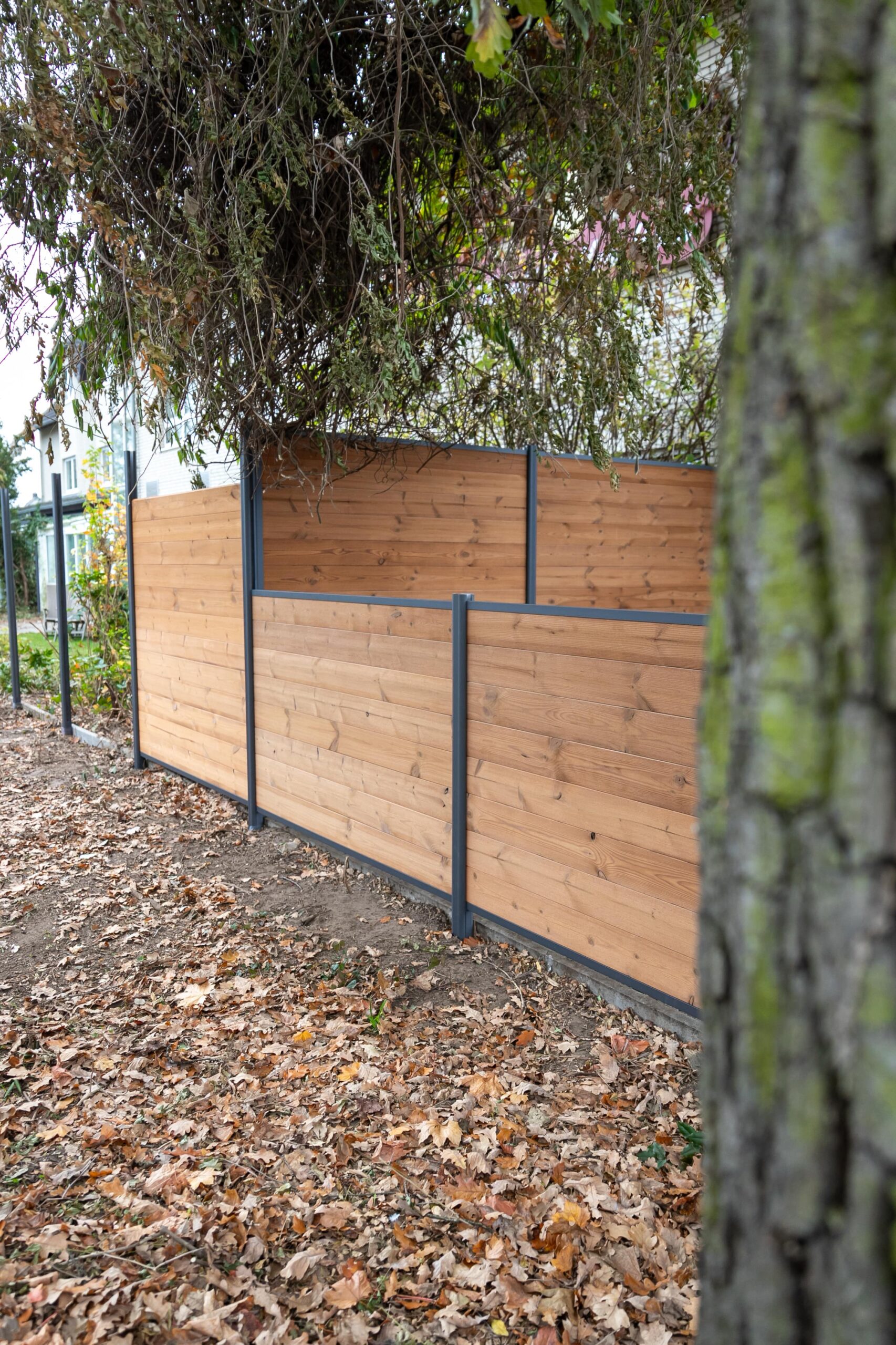 Holzsichtschutz von Klingenberg Zaeune schafft natuerliche Privatsphaere und ruhige Gartenoase.