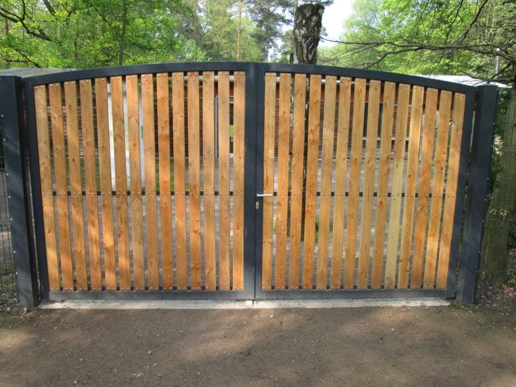 Holzflügeltor mit anthrazitfarbenem Metallrahmen – modernes, blickdichtes Einfahrtstor von Klingenberg Zäune Hannover