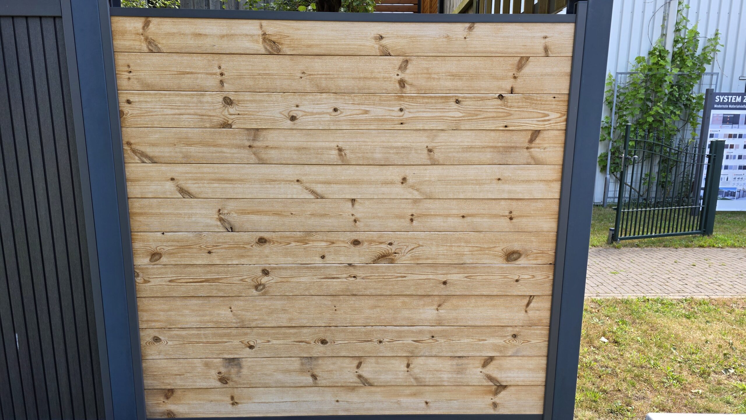 Moderner Sichtschutzzaun aus hellem Holz von Klingenberg Zäune in Garbsen – sorgt für Ruhe und Privatsphäre im Garten.