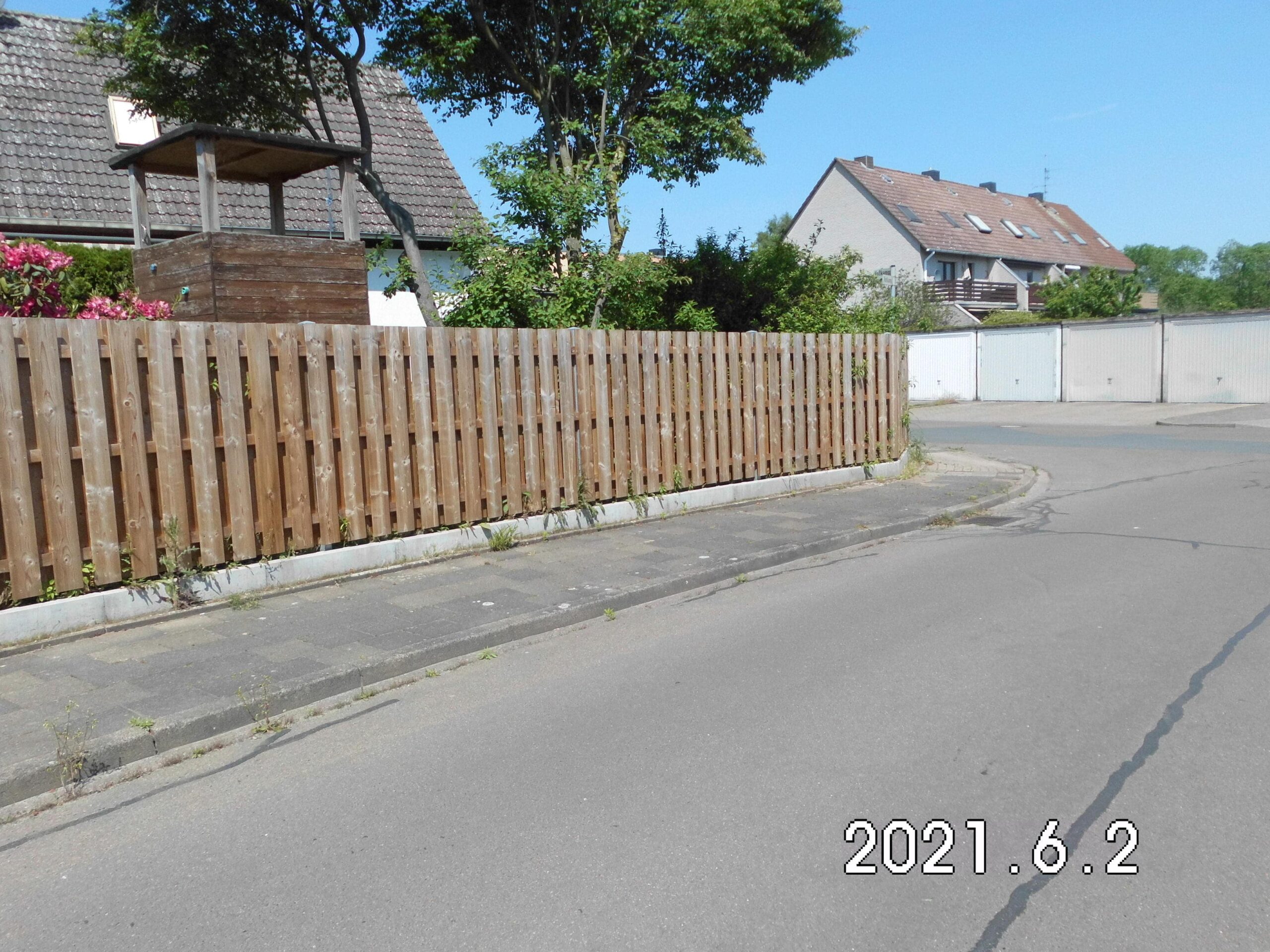Holzsichtschutzzaun von Klingenberg Zäune sorgt in Garbsen für Privatsphäre im Vorgartenbereich einer Wohnsiedlung.