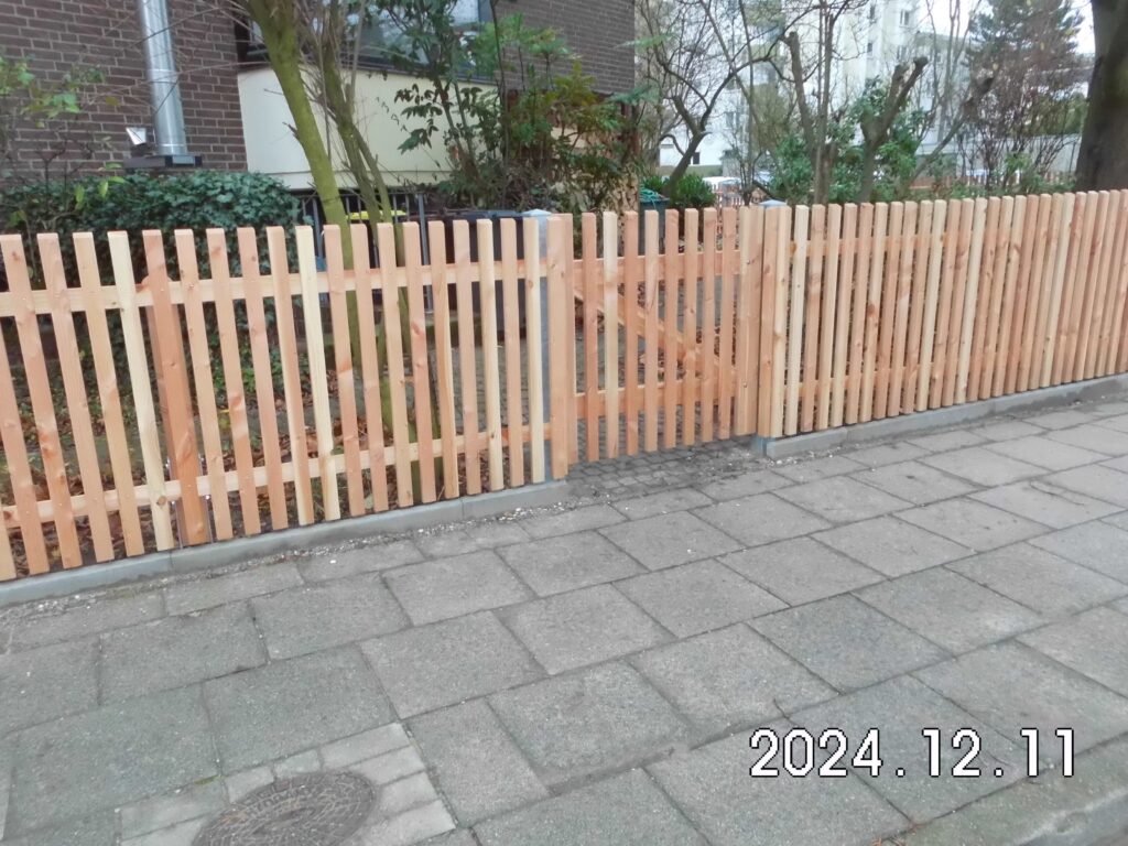 Klingenberg Zäune montierte diesen schlichten Holzzaun mit Gartentor für eine Wohnanlage in Garbsen. Ideal zur Abgrenzung.