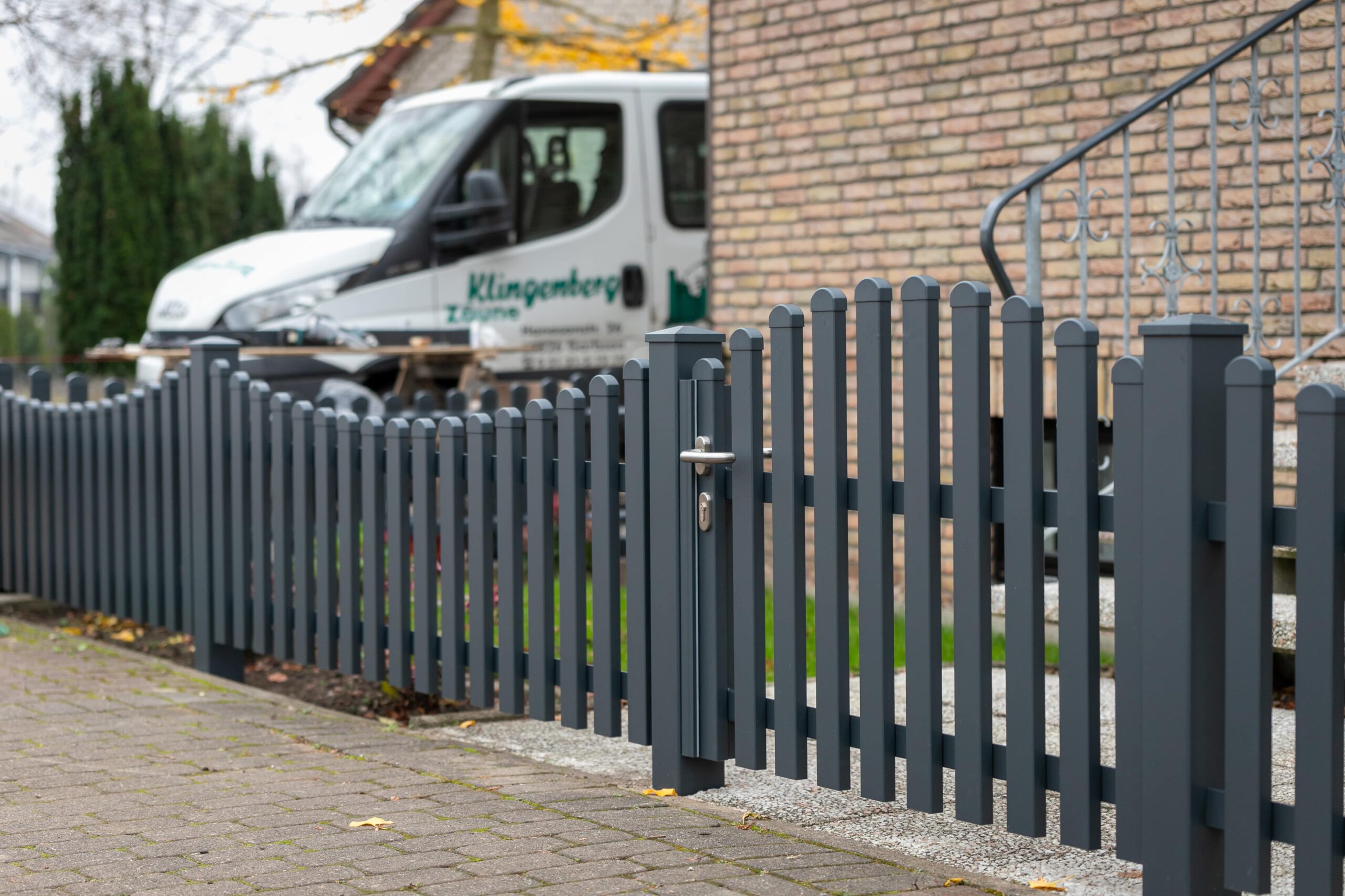 Aluminiumzaun mit Gartentor von Klingenberg Zaeune in Hannover kombiniert modernes Design mit wartungsfreier Langlebigkeit.