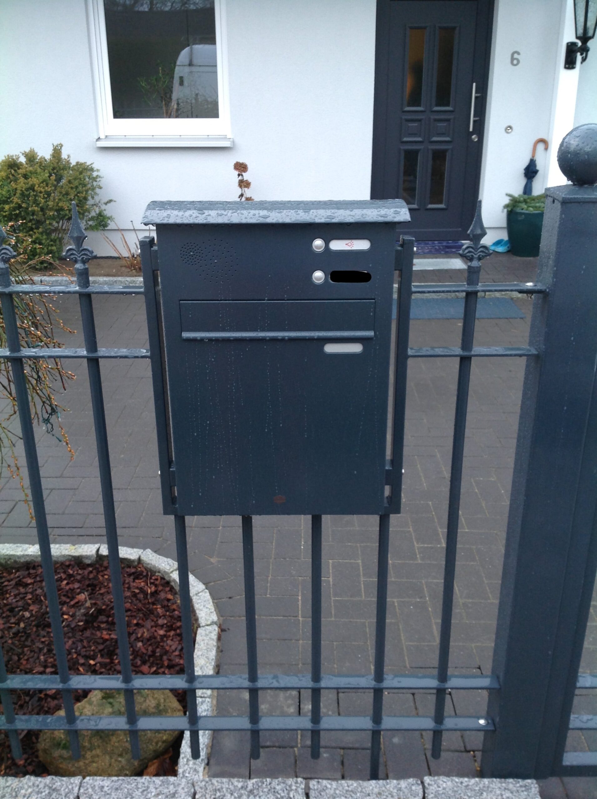 Klingenberg Zaeune integriert anthrazitfarbenen Briefkasten in dekorativen Metallzaun und ermöglicht geschützte Postannahme.