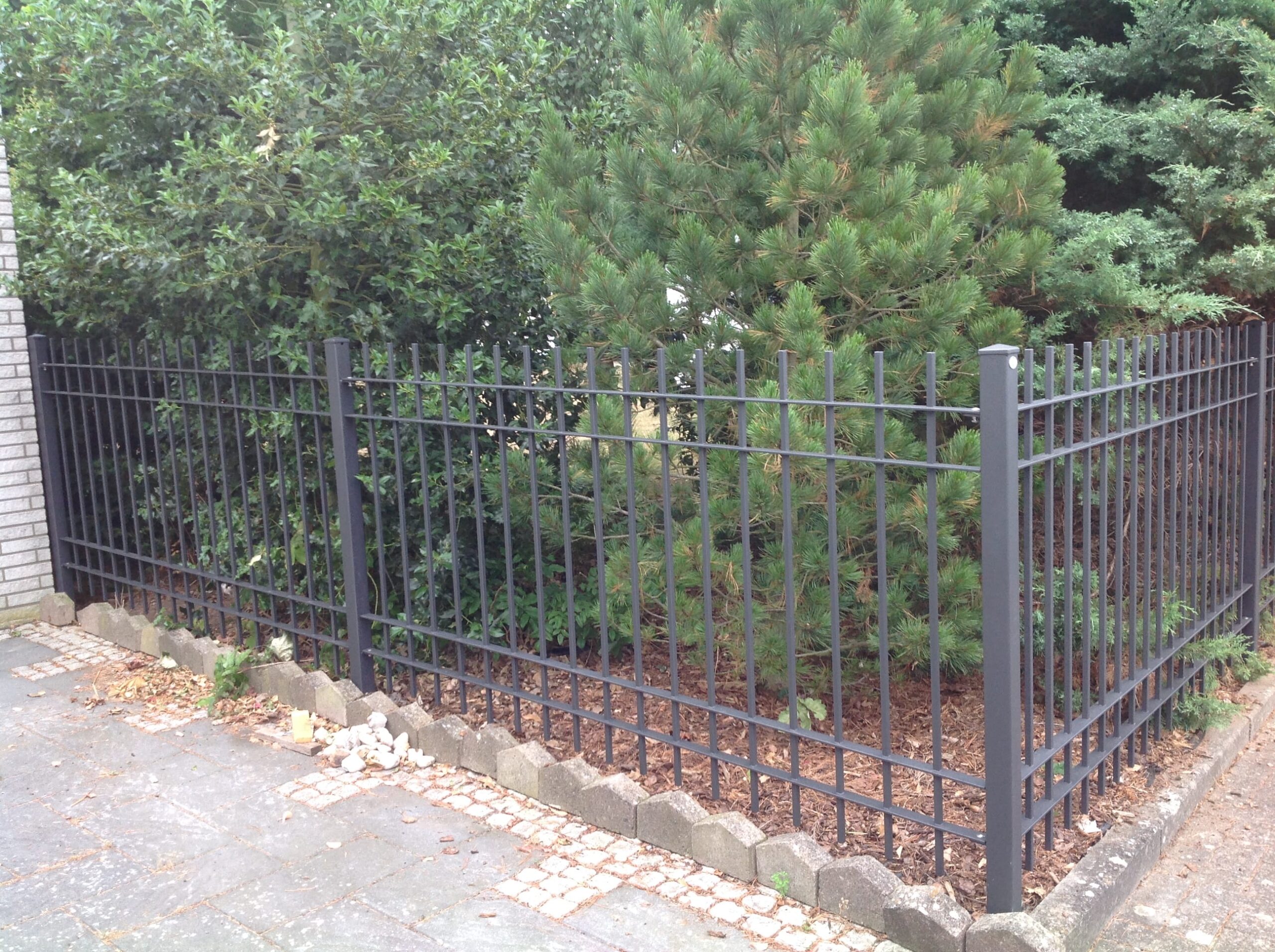 Solider Gartenzaun von Klingenberg Zaeune in Garbsen schützt die Grundstücksecke unauffällig und langlebig vor Einblicken.