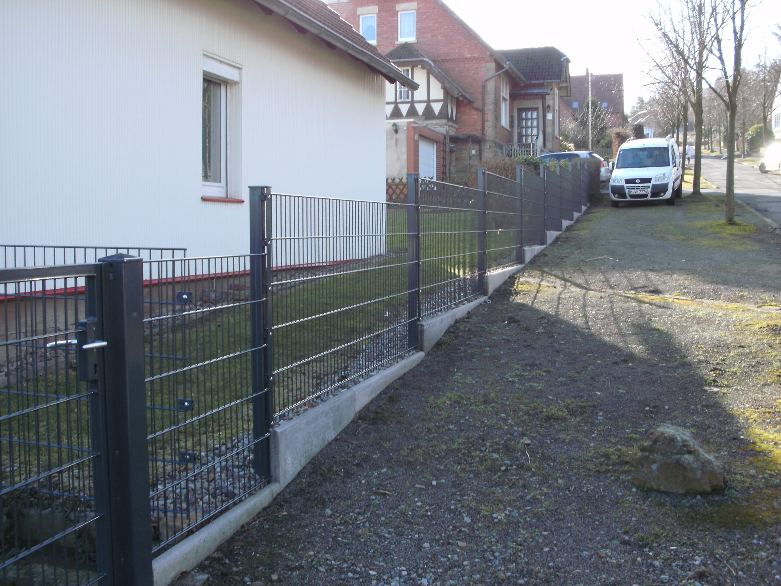 Moderner Metallzaun in Petershagen grenzt Hausgarten stilvoll ab – langlebige Lösung von Klingenberg Zaeune.