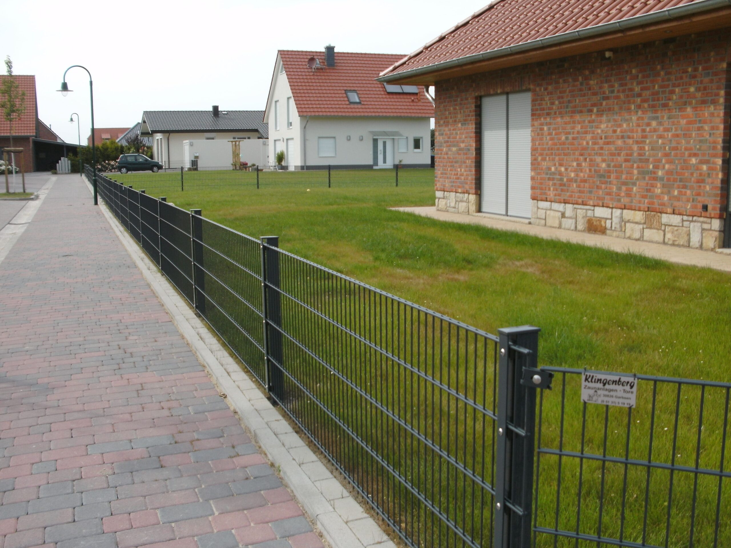 Pulverbeschichteter Metallzaun in Minden sichert das Grundstück modern und pflegeleicht mit Klingenberg Zaeune.