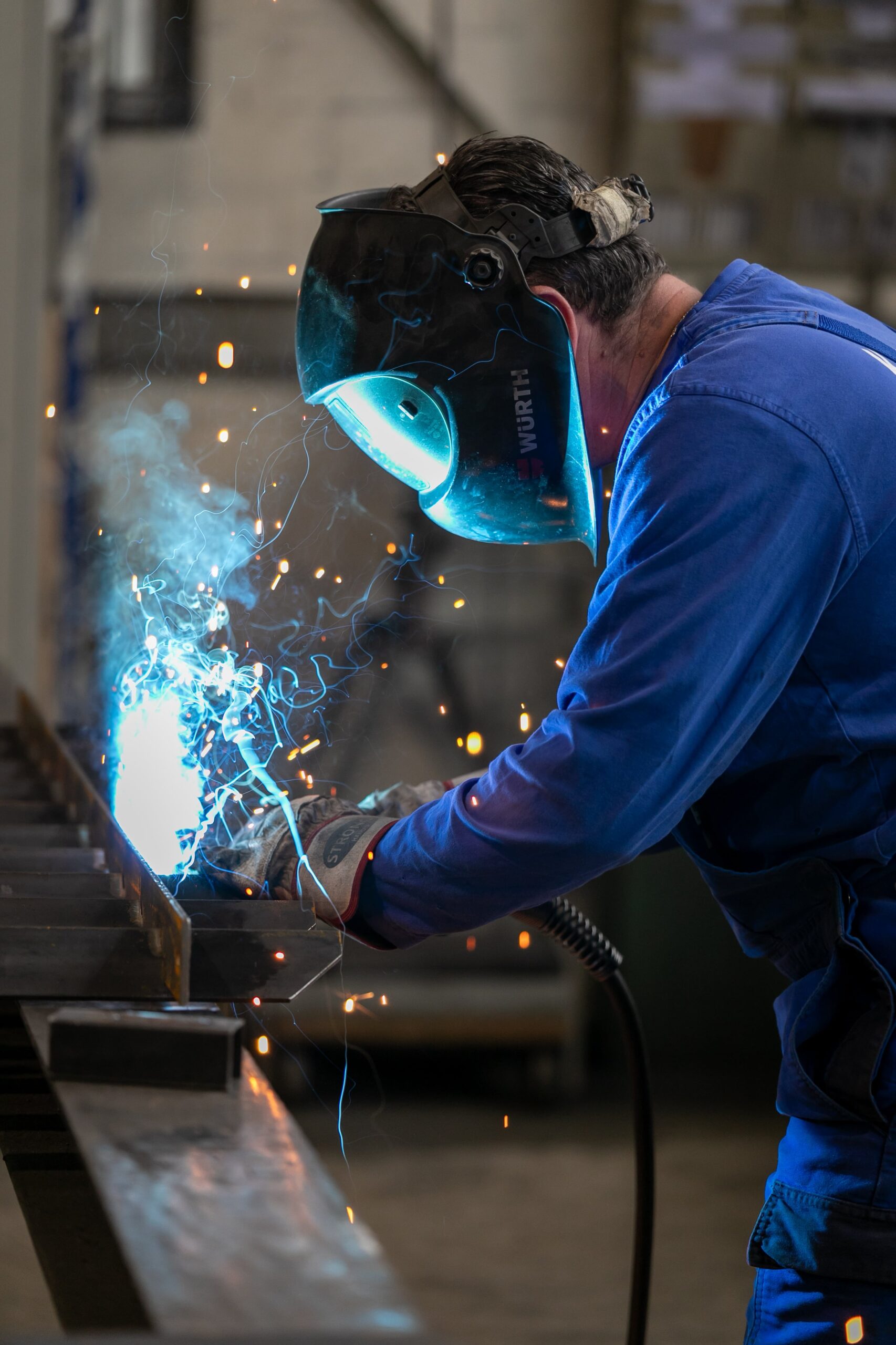 Schweißer fertigt Zaunelement bei Klingenberg Zaeune – praezise Handarbeit fuer stabile, langlebige Metallgitter.