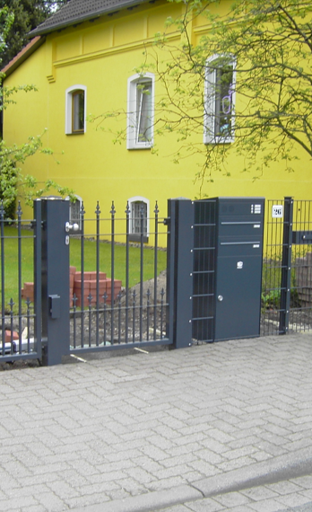paketbriefkasten-anthrazit-zaun-hausgelb