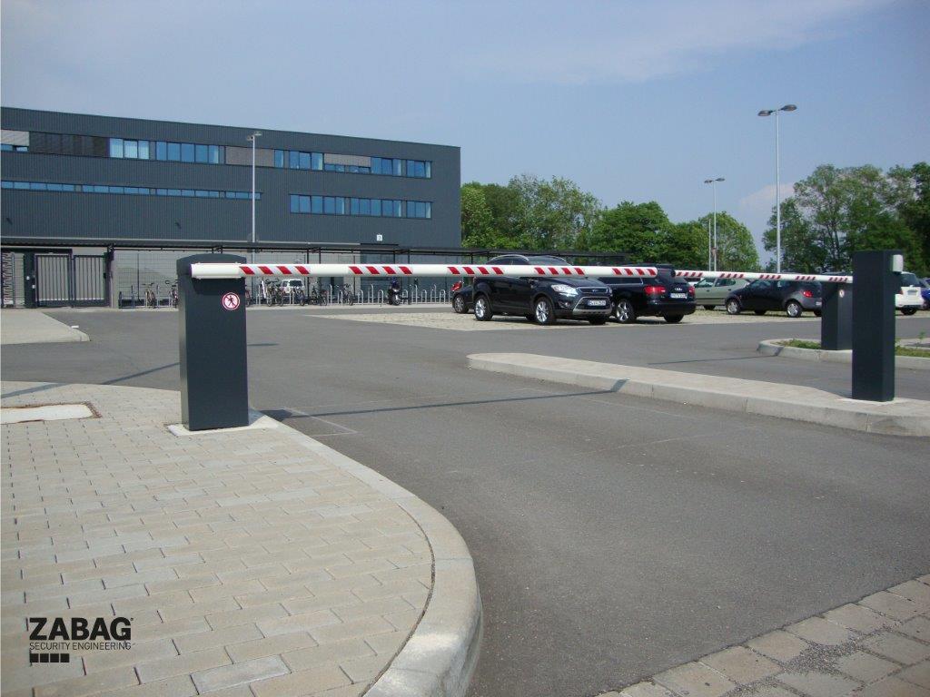 Schrankenanlage für Parkplatzzufahrt mit rot-weißem Automatikarm – robuste Zufahrtskontrolle von Klingenberg Zäune Hannover