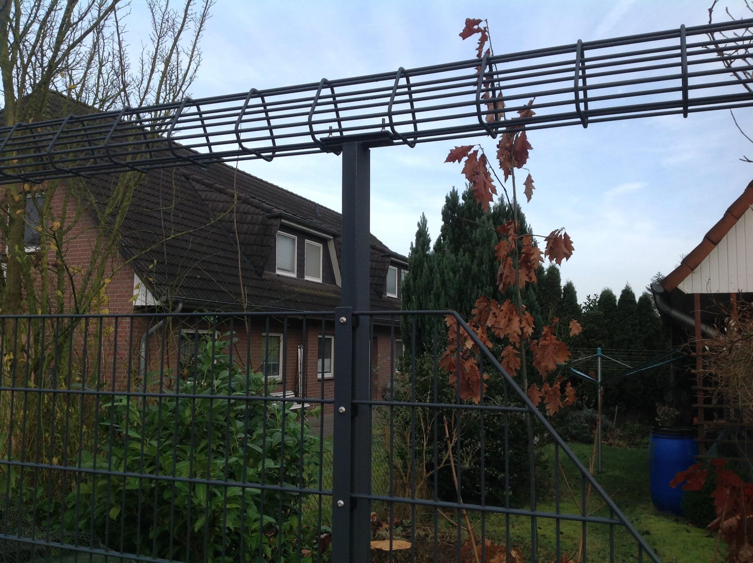 Sicherheitszaun mit Kletterschutz von Klingenberg Zäune – effektiver Einbruchschutz für Grundstücke in Langenhagen.