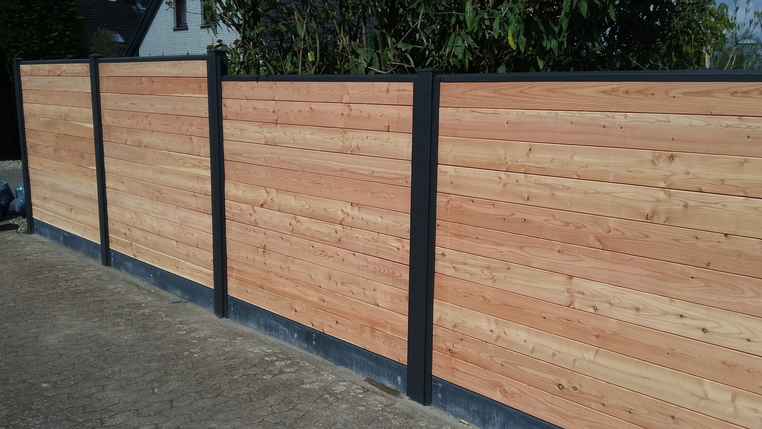 Moderner Sichtschutzzaun aus hellem Holz von Klingenberg Zaeune in Garbsen – sorgt für Ruhe und Privatsphäre im Garten.