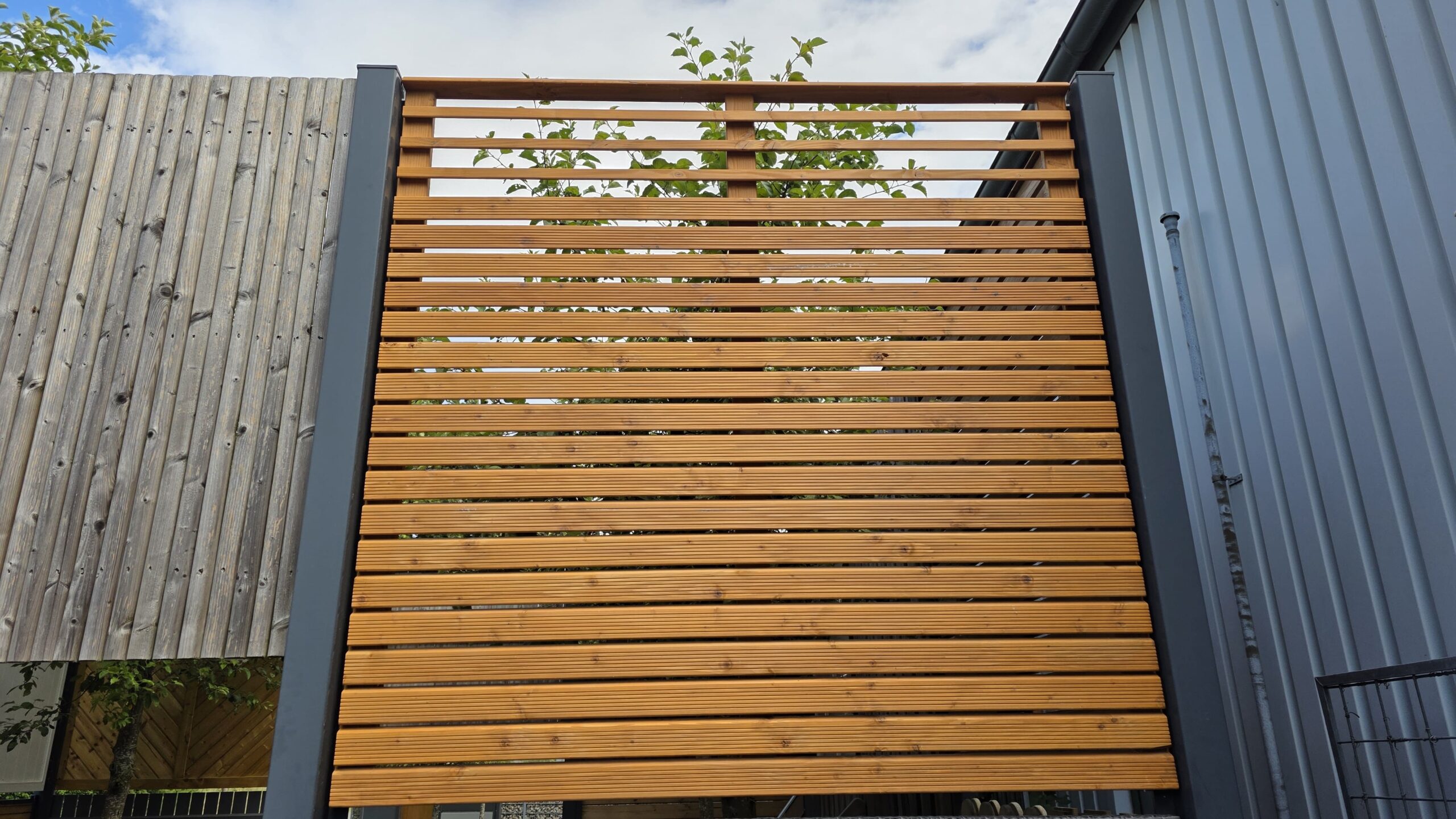 Eleganter Sichtschutzzaun mit Holzlamellen von Klingenberg Zäune – moderne Lösung für Langenhagen und den umliegenden Gemeinden