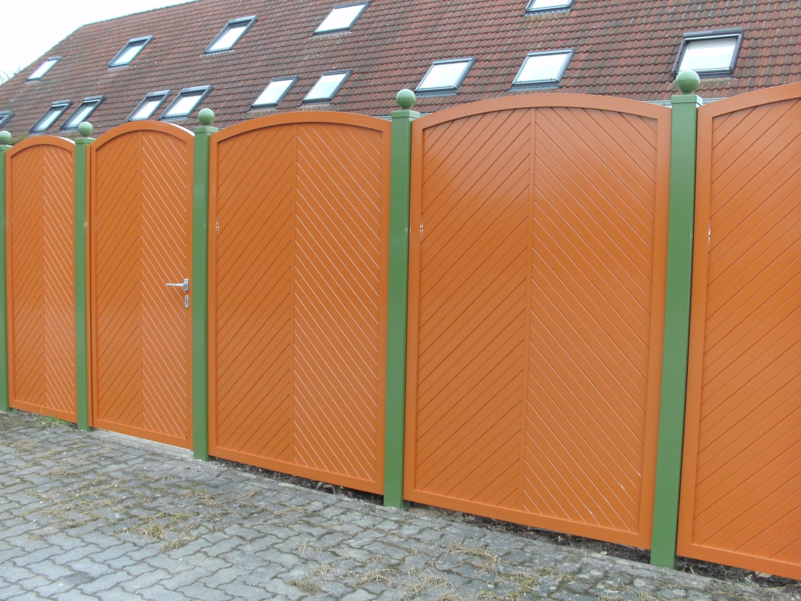 Farbig pulverbeschichteter Aluminiumzaun von Klingenberg Zaeune in Langenhagen sorgt für Sichtschutz mit Design-Charakter.