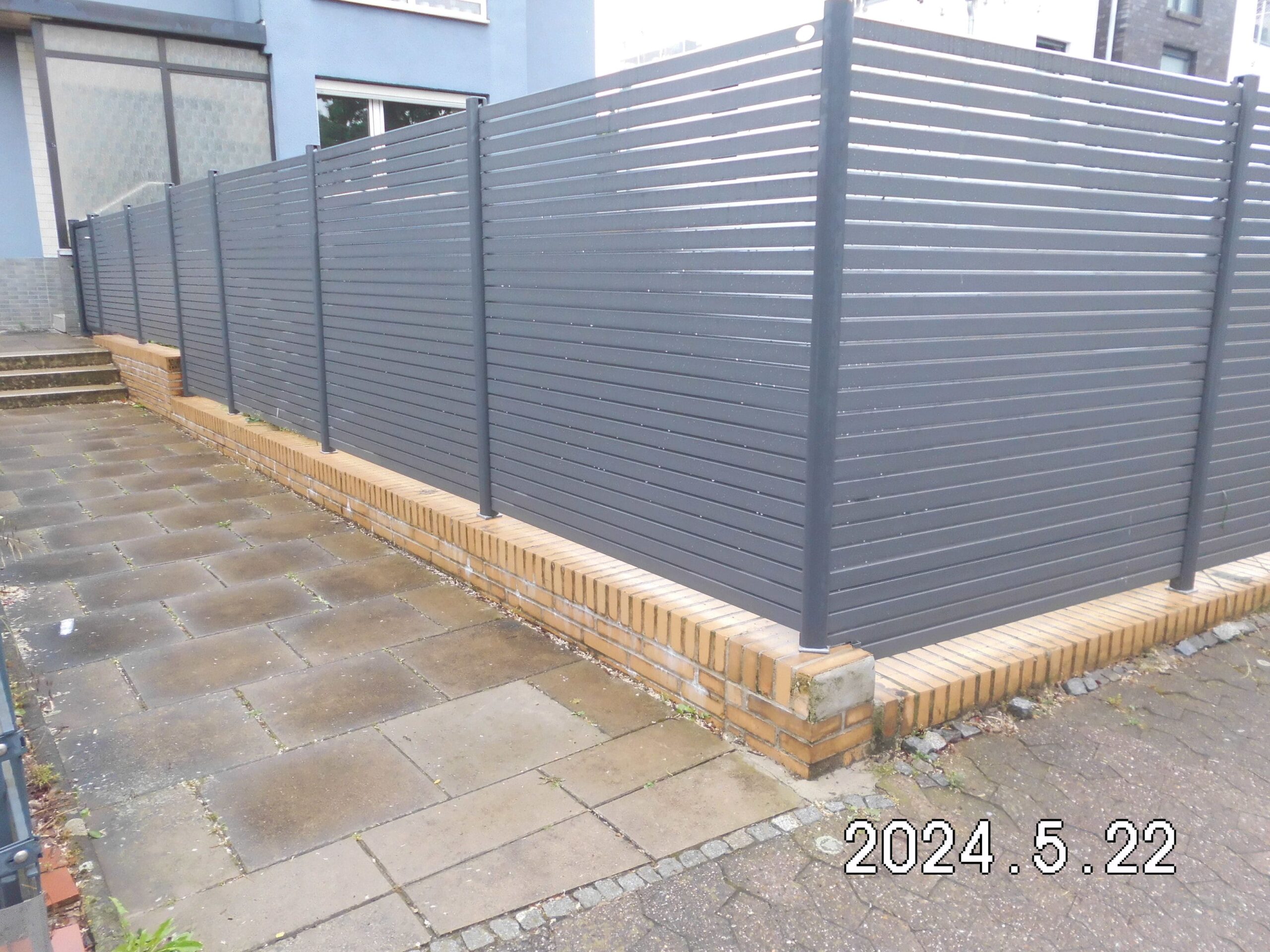 sichtschutzzaun-fullpanels-grau-haus-hannover