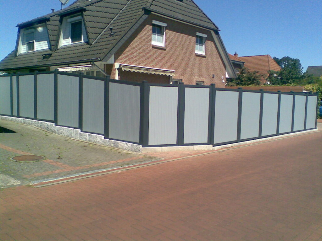 Aluminium-Sichtschutz von Klingenberg Zaeune in Wunstorf kombiniert moderne Optik mit langlebiger Stabilität.
