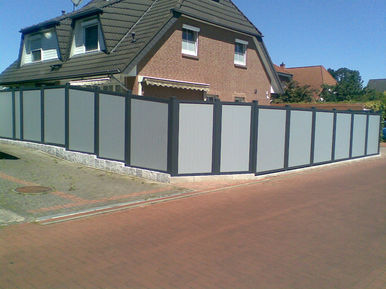 Aluminium-Sichtschutz von Klingenberg Zaeune in Wunstorf kombiniert moderne Optik mit langlebiger Stabilität.