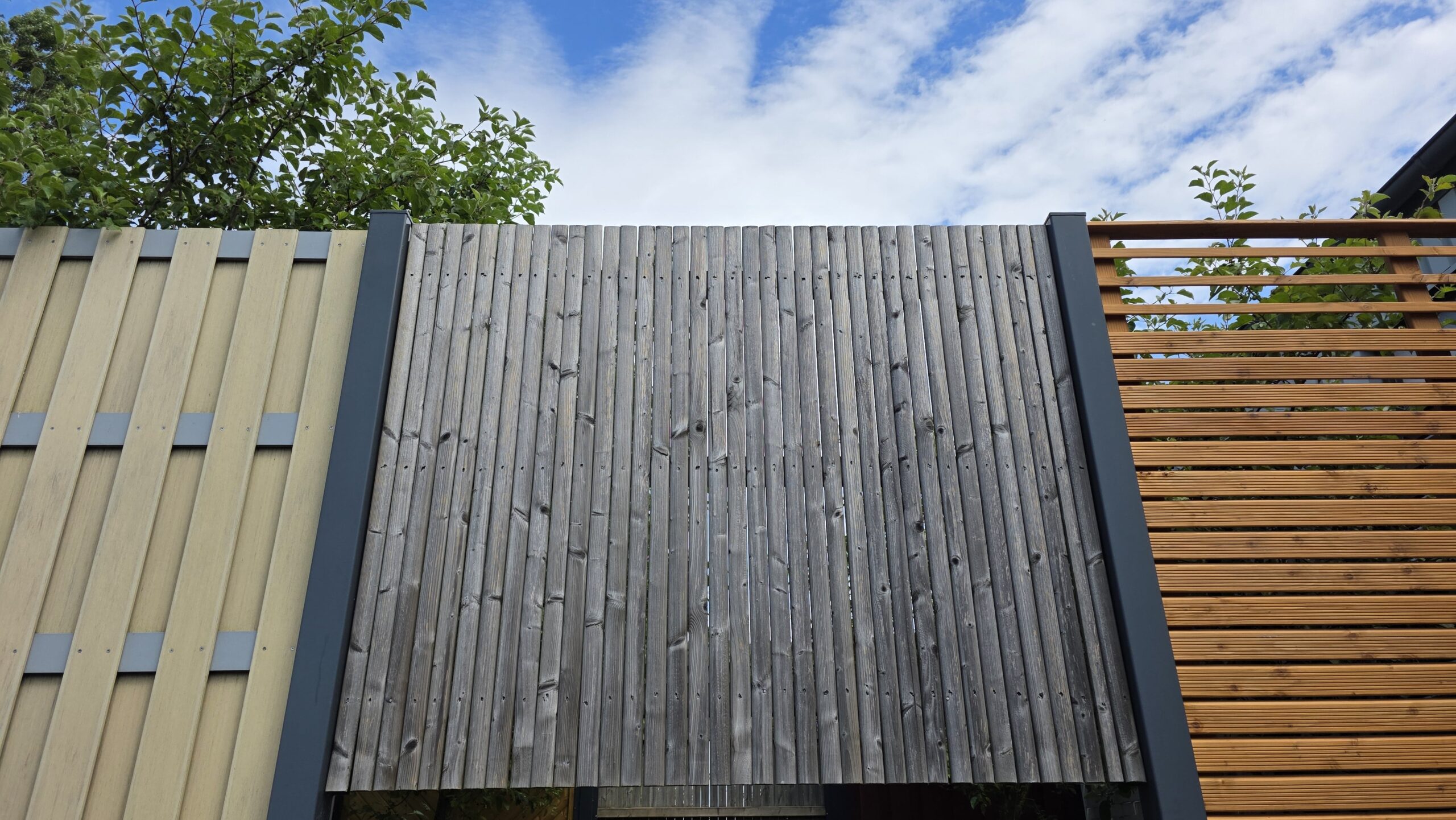 Verschiedene Sichtschutzzaun-Modelle aus Holz von Klingenberg Zäune – moderne Auswahl für Gärten in Hannover.