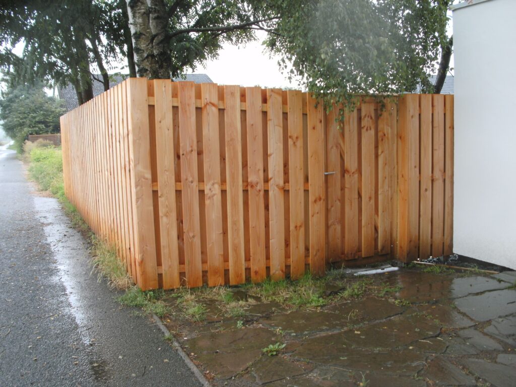 Klassischer Sichtschutzzaun aus naturbelassenem Holz sorgt in Hannover für Privatsphäre und warmes Ambiente.