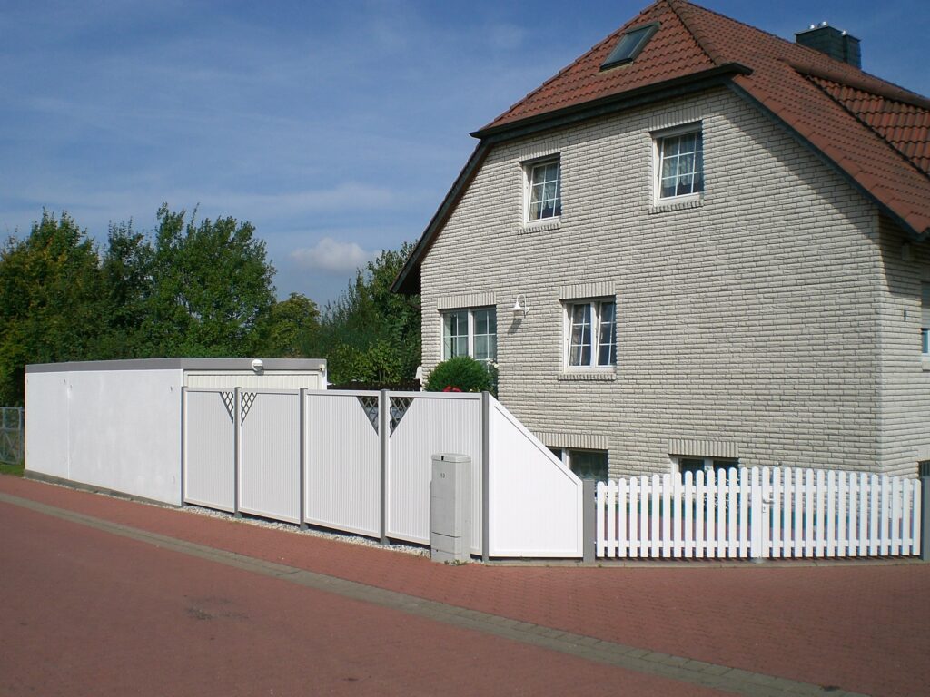 Weißer Sichtschutz aus Aluminium von Klingenberg Zaeune in Neustadt schützt Terrasse pflegeleicht und stilvoll.