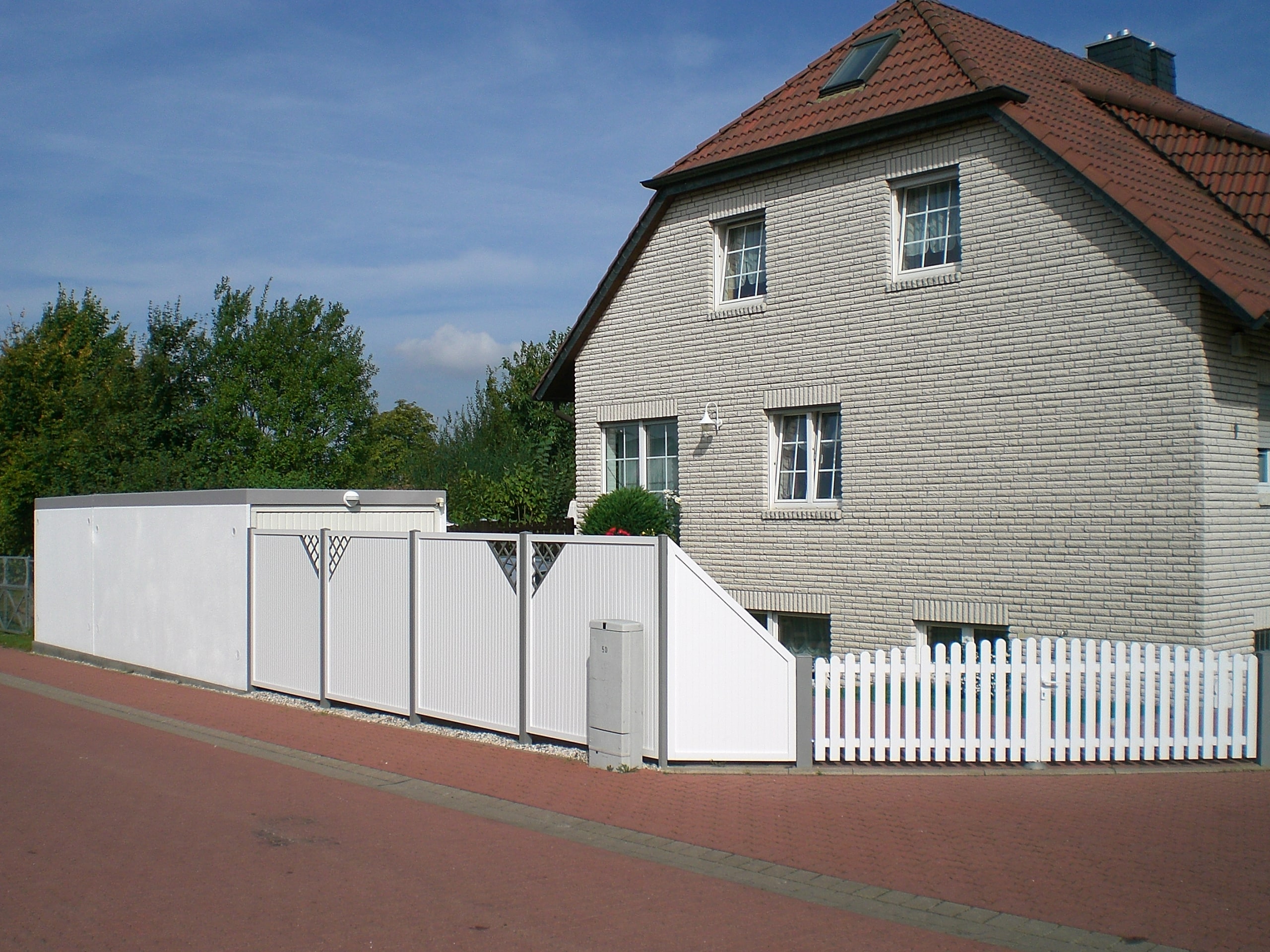 Weißer Sichtschutz aus Aluminium von Klingenberg Zaeune in Neustadt schützt Terrasse pflegeleicht und stilvoll.