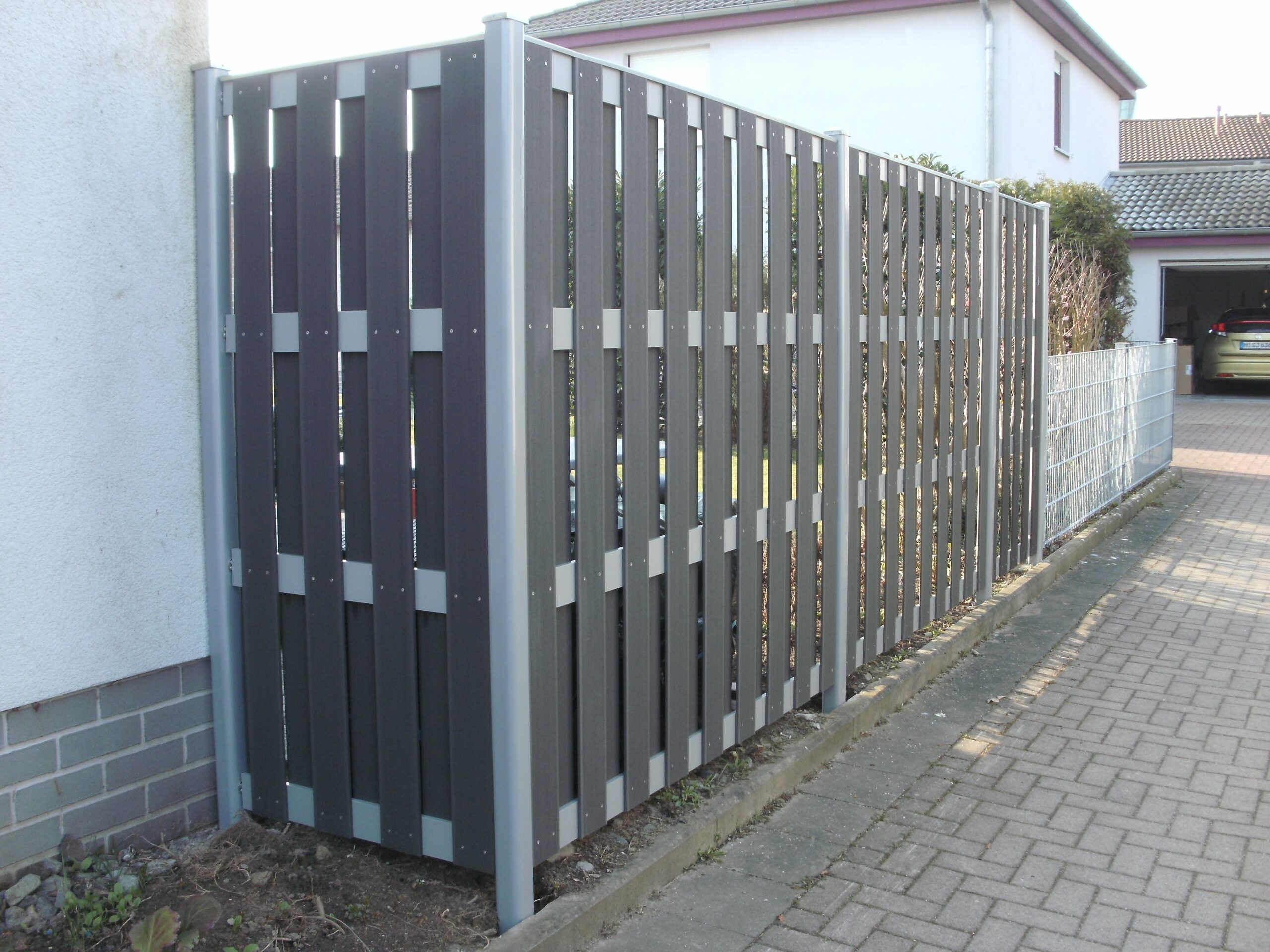 Stabiler WPC-Sichtschutzzaun mit Metallpfosten sorgt in Hannover für langlebige und moderne Grundstücksabgrenzung.