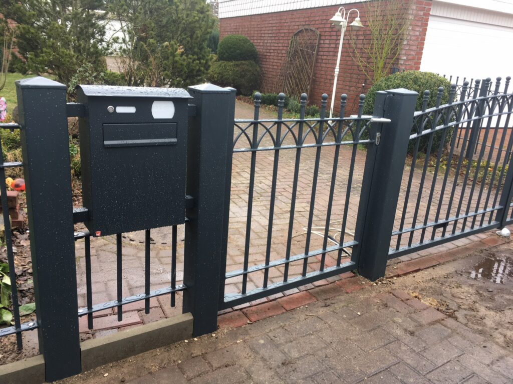Anthrazitfarbenes Metalltor mit integriertem Briefkasten, von Klingenberg Zaeune montiert, sichert Eingang und wirkt elegant.