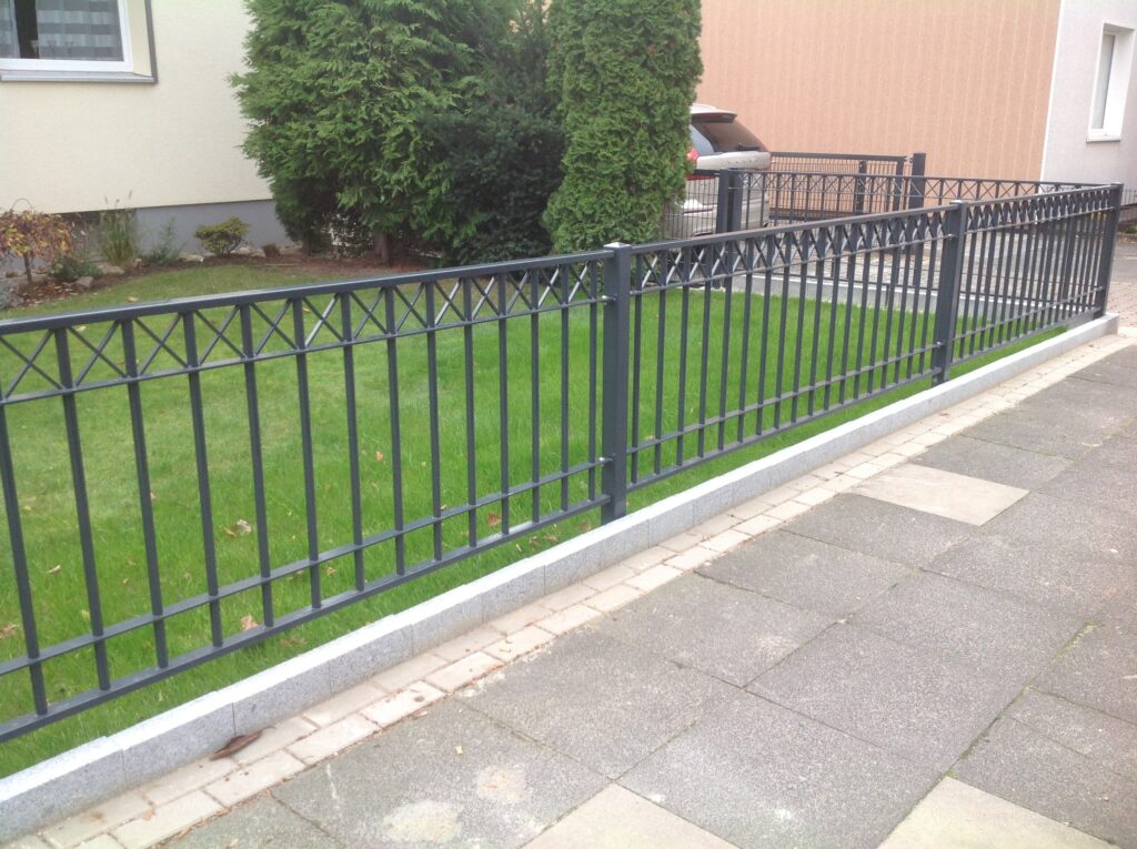 Zierzaun mit Kreuzmuster von Klingenberg Zaeune in Langenhagen schafft elegante Einfassung für den gepflegten Vorgarten.