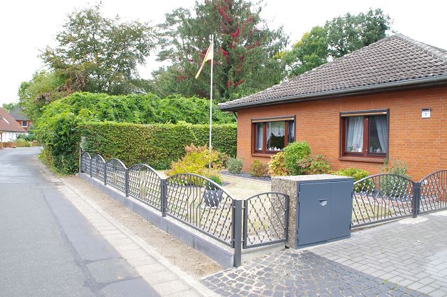 Dekorativer Vorgartenzaun mit Zierelementen von Klingenberg Zäune – stilvoller Grundstücksschutz in Herford.