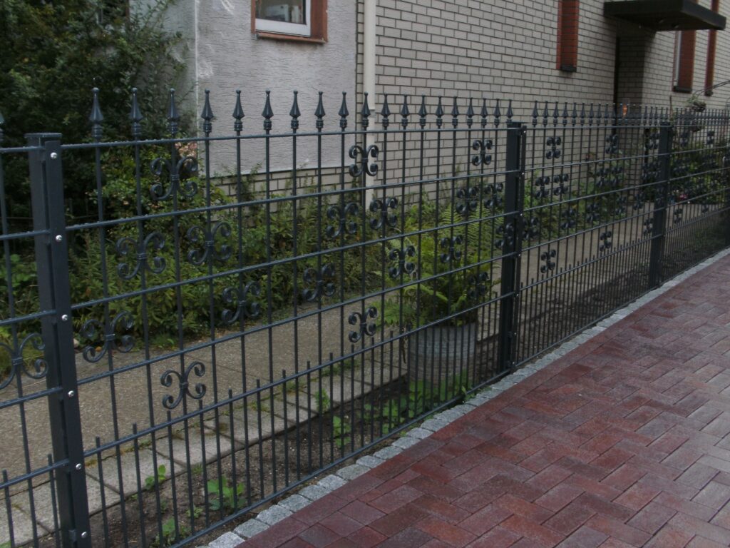 Zierzauun aus Metall in Hannover sichert stilvoll das Grundstück – langlebige Lösung von Klingenberg Zaeune.