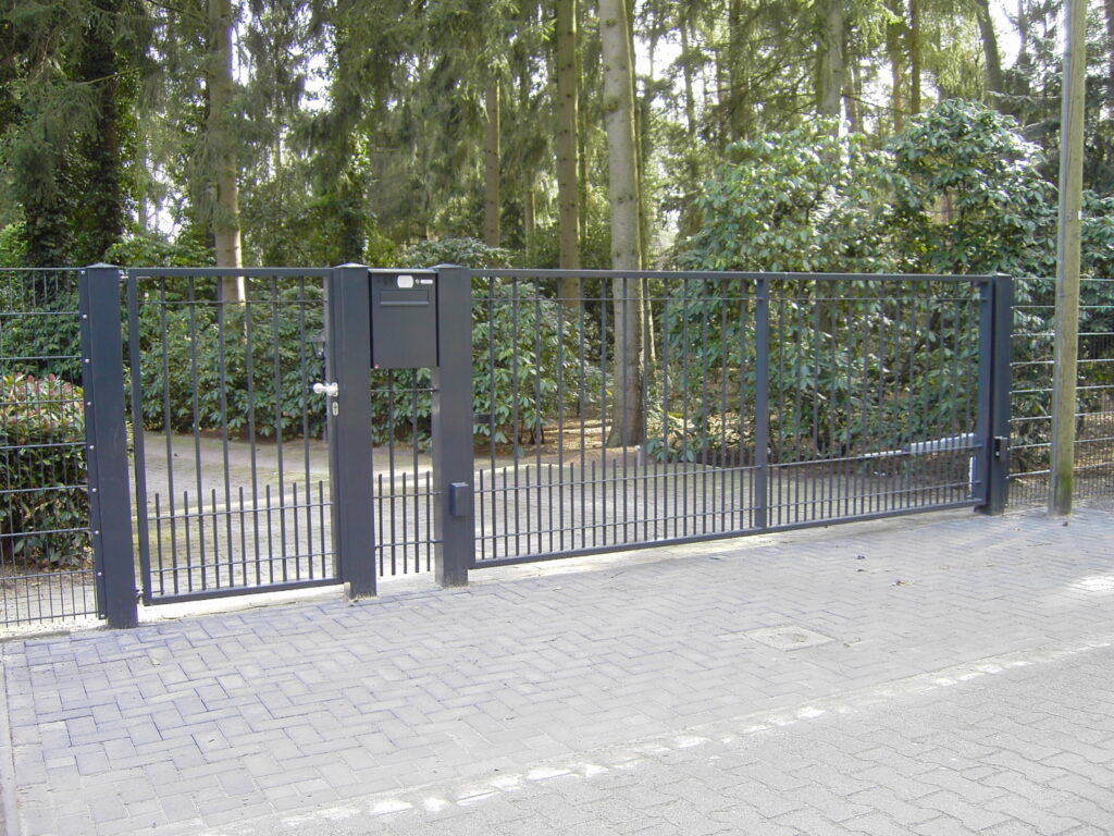 Elektrisches einflügeliges Drehflügeltor aus Stahl mit integrierter Tür und Briefkasten von Klingenberg Zäune in Garbsen – stabile Zufahrtslösung für Privat oder Gewerbe