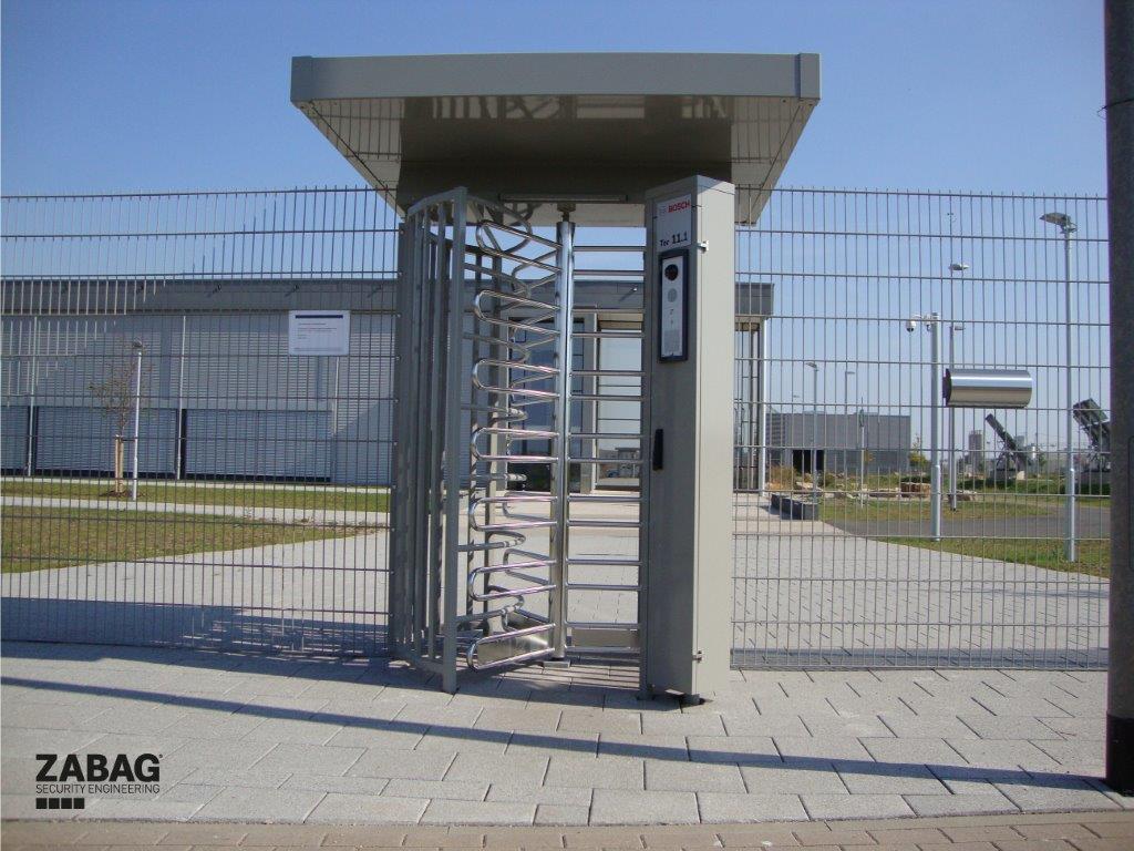 Zugangssystem mit Drehkreuz und Dach für Industrieanlage – Montage durch Klingenberg Zaeune in Niedersachsen