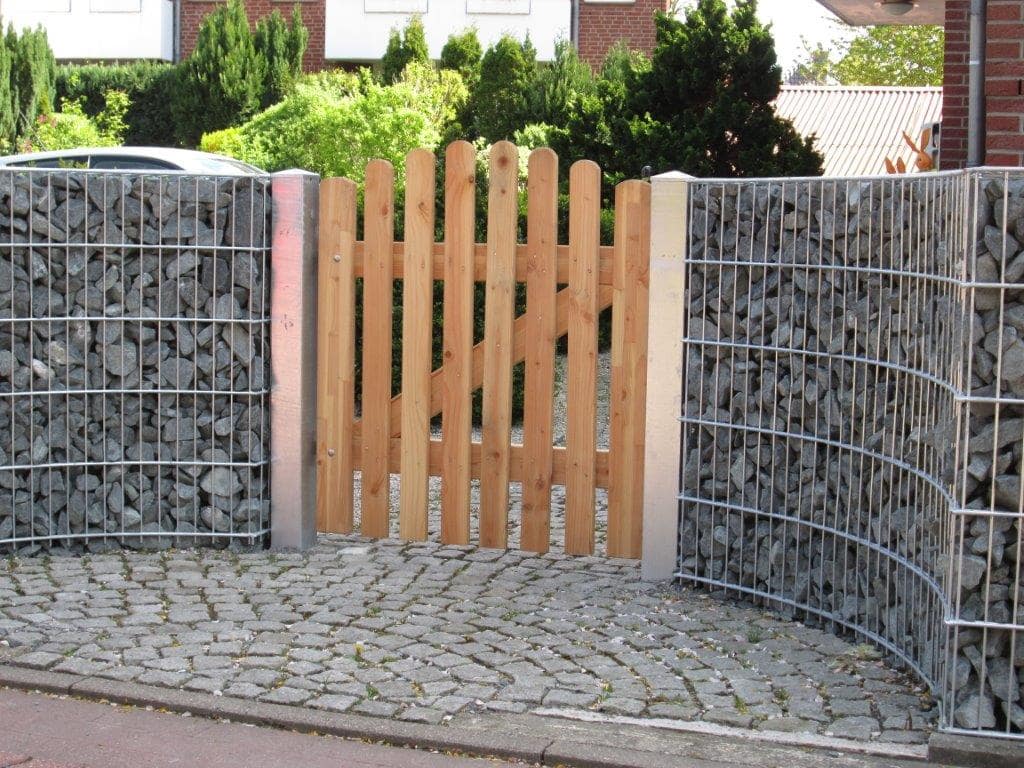Natürliche Holzzauntuer von Klingenberg Zaeune in Garbsen – montiert zwischen Gabionen als stilvoller Zugang für Vorgaerten
