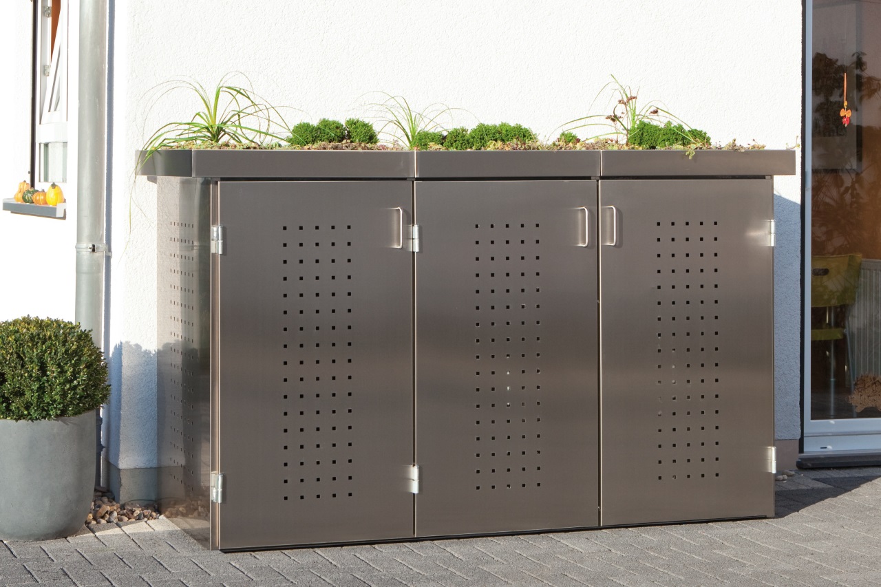 Dreifache Mülltonnenbox aus Edelstahl mit Pflanzdach und Belüftung – hochwertige Optik für moderne Hausfassaden