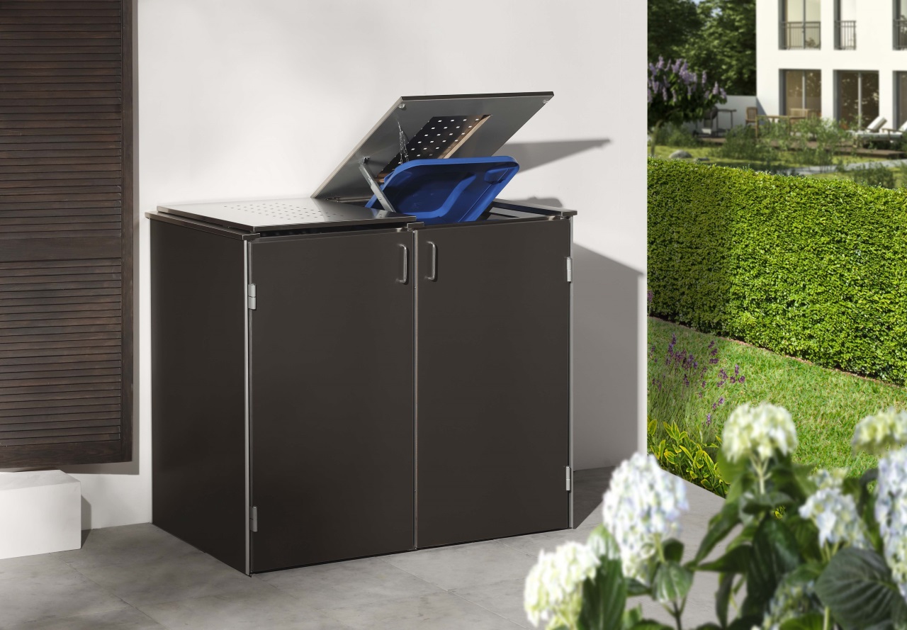 Mülltonnenbox aus schwarzem Metall mit blauer Tonne – kompakte Entsorgungslösung für moderne Außenbereiche