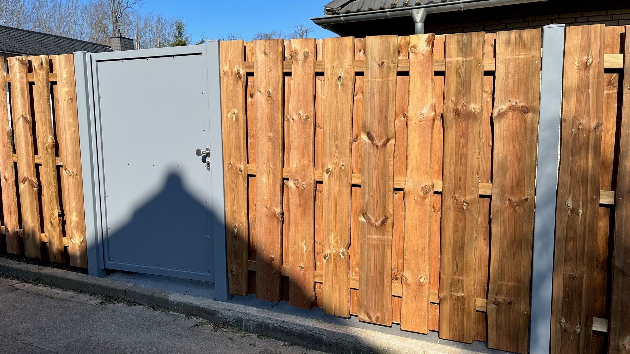 Blickdichte Sichtschutztuer aus Stahl kombiniert mit rustikalem Holz von Klingenberg Zaeune in Garbsen – ideal für Muellplaetze und Nebenzugaenge