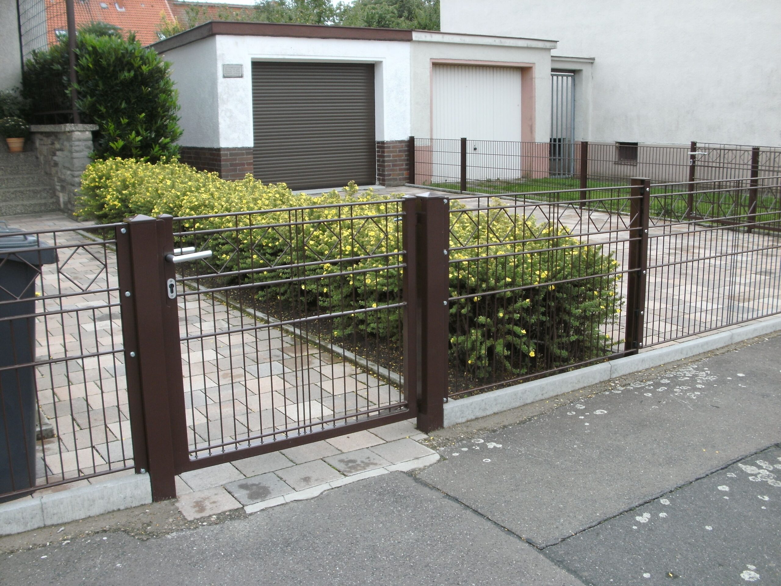 Pulverbeschichtete Stabmatten-Zauntuer mit Zier-Elementen von Klingenberg Zaeune in Garbsen – ideale Lösung für stilvolle Grundstückszugänge