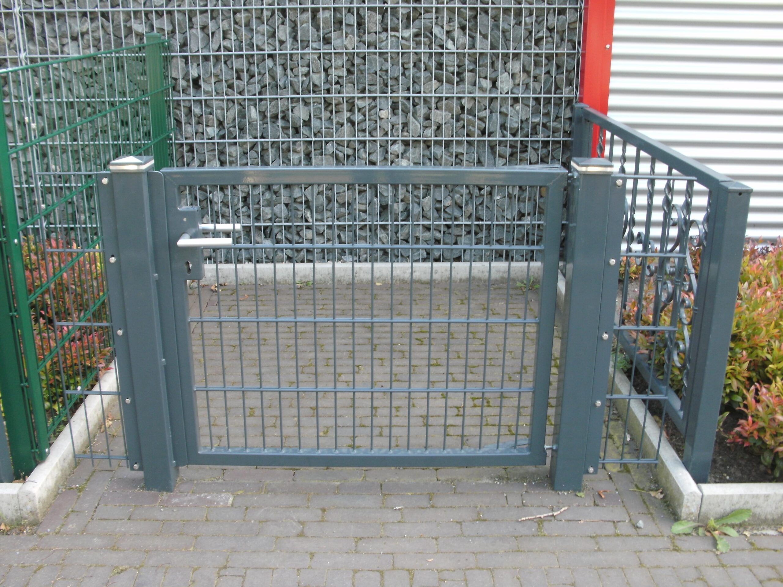 Robuste Stabmatten-Zauntuer aus Stahl von Klingenberg Zaeune in Garbsen – langlebige Lösung für Gewerbe, Industrie und Privatgrundstücke
